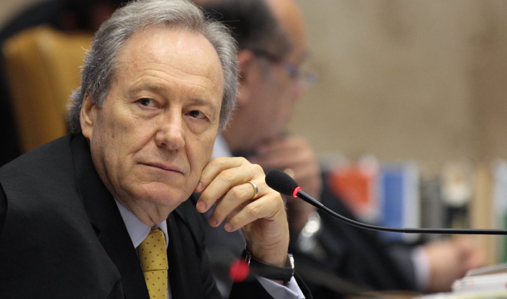 Em nota, presidente do STF nega ter participado de conversas nos termos em que o senador Delcídio Amaral (PT-MS) coloca em sua delação premiada; segundo Delcídio, o ministro Ricardo Lewandowski teria conversado com a presidente Dilma e com Cardozo sobre a Lava Jato em Portugal; e Mercadante teria prometido falar com o ministro em favor do senador; Lewandowski esclarece que sequer teria poder decisório sobre o caso, que estava sob relatoria de Teori Zavascki; "Como chefe do Poder Judiciário, o presidente do STF zela pela independência e pela imparcialidade do exercício da magistratura", afirma a nota (Foto: Aline Lima) Em nota, presidente do STF nega ter participado de conversas nos termos em que o senador Delcídio Amaral (PT-MS) coloca em sua delação premiada; segundo Delcídio, o ministro Ricardo Lewandowski teria conversado com a presidente Dilma e com Cardozo sobre a Lava Jato em Portugal; e Mercadante teria prometido falar com o ministro em favor do senador; Lewandowski esclarece que sequer teria poder decisório sobre o caso, que estava sob relatoria de Teori Zavascki; "Como chefe do Poder Judiciário, o presidente do STF zela pela independência e pela imparcialidade do exercício da magistratura", afirma a nota