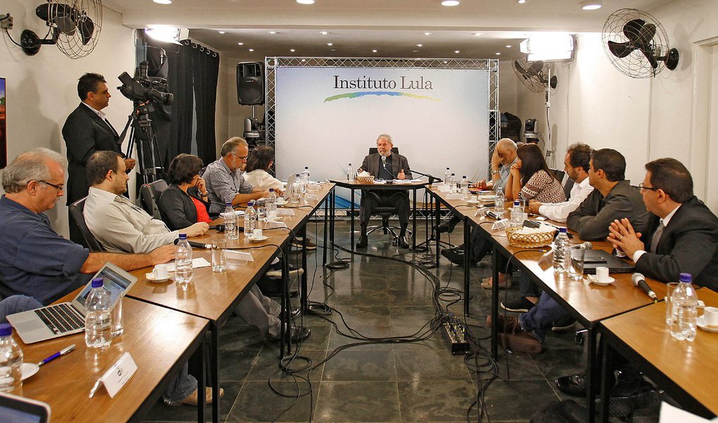 Em entrevista a um grupo de jornalistas que incluiu Gisele Federicce, editora do 247, o ex-presidente Luiz Inácio Lula da Silva tratou de vários temas: das denúncias de corrupção ao processo eleitoral em 2016; "A democracia é séria, não se brinca com a democracia. Eles tentam destruir a democracia negando a política. Por isso eu vou fazer mais política, vou participar ativamente do processo eleitoral. Tem gente que acha que o PT acabou, e vocês vão ver. Eu acho que o Haddad vai ser reeleito em São Paulo, só pra falar a maior cidade"; confira a íntegra (Foto: Leonardo Attuch) Em entrevista a um grupo de jornalistas que incluiu Gisele Federicce, editora do 247, o ex-presidente Luiz Inácio Lula da Silva tratou de vários temas: das denúncias de corrupção ao processo eleitoral em 2016; "A democracia é séria, não se brinca com a democracia. Eles tentam destruir a democracia negando a política. Por isso eu vou fazer mais política, vou participar ativamente do processo eleitoral. Tem gente que acha que o PT acabou, e vocês vão ver. Eu acho que o Haddad vai ser reeleito em São Paulo, só pra falar a maior cidade"; confira a íntegra