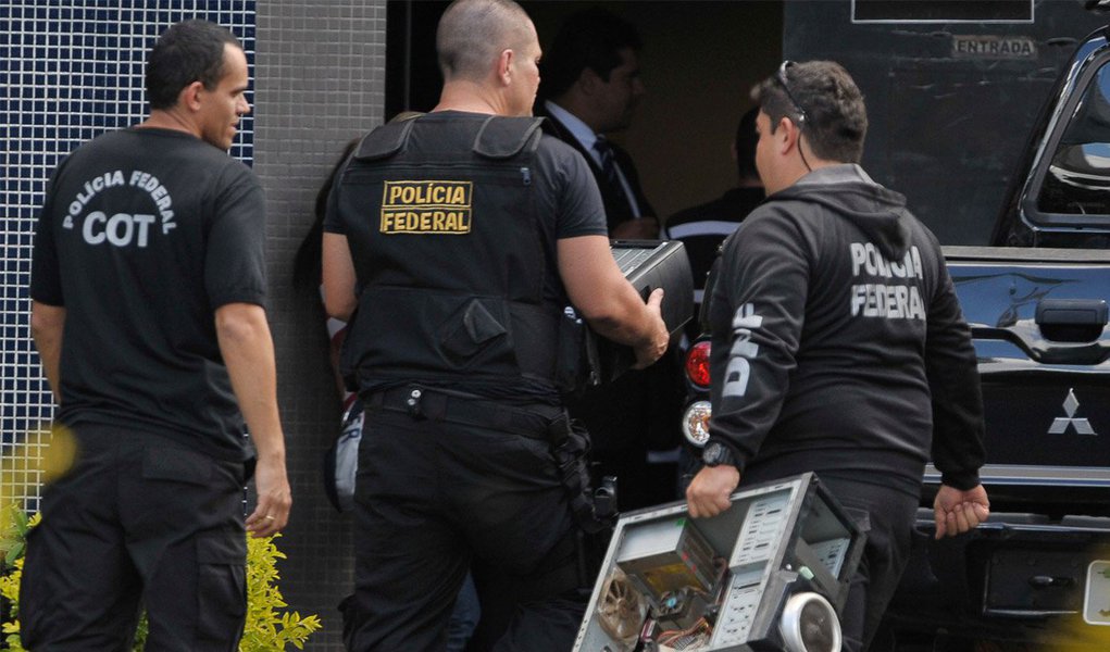 Polícia Federal está muito preocupada com a corrupção, bem como também com a luta política que se radicalizou neste País, a partir das manifestações de junho de 2013. E resolveu escolher seu lado: o lado à direita do espectro ideológico (Foto: Davis Sena Filho) Polícia Federal está muito preocupada com a corrupção, bem como também com a luta política que se radicalizou neste País, a partir das manifestações de junho de 2013. E resolveu escolher seu lado: o lado à direita do espectro ideológico