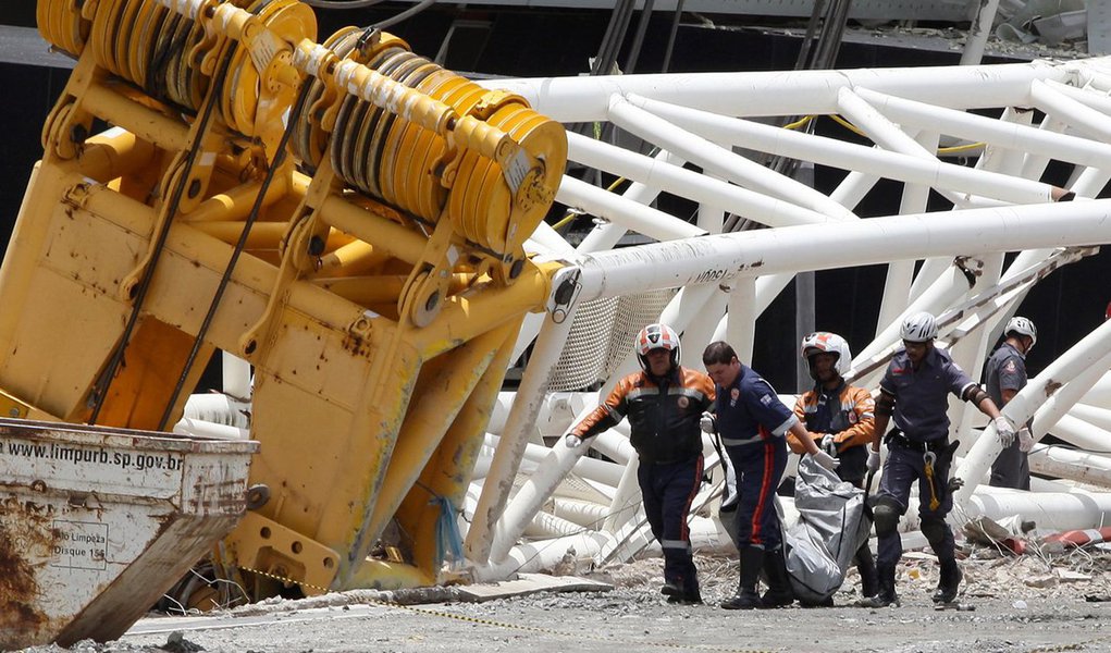 Ministério Público de São Paulo denunciou quatro engenheiros que trabalham para a Odebrecht e dois para a Locar, empresa terceirizada pela construtora, pela queda de um guindaste durante a construção da Arena Corinthians, em novembro de 2013, matando dois funcionários, Ronaldo Oliveira dos Santos e Fabio Luiz Pereira; entre eles, Frederico Barbosa, número dois das obras do estádio, abaixo apenas de Antônio Gavioli, diretor de contratos (Foto: Roberta Namour) Ministério Público de São Paulo denunciou quatro engenheiros que trabalham para a Odebrecht e dois para a Locar, empresa terceirizada pela construtora, pela queda de um guindaste durante a construção da Arena Corinthians, em novembro de 2013, matando dois funcionários, Ronaldo Oliveira dos Santos e Fabio Luiz Pereira; entre eles, Frederico Barbosa, número dois das obras do estádio, abaixo apenas de Antônio Gavioli, diretor de contratos
