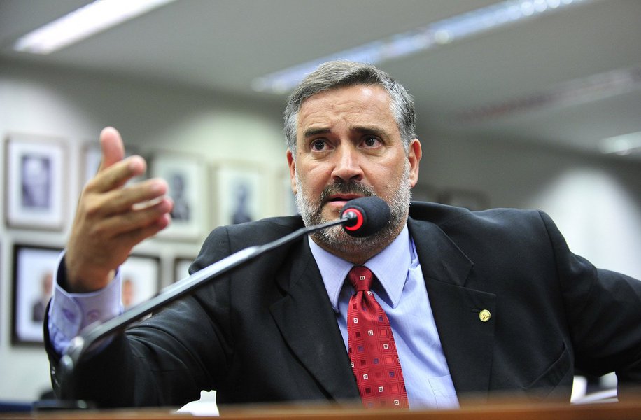 Importante membro da linha de frente que defende o governo Dilma contra o impeachment, o deputado federal Paulo Pimenta (PT-RS) acredita que o golpe será impedido e espera que, “derrotado o impeachment, Aécio Neves entenda que perdeu a eleição de 2014”; ele disse, ainda, que tem parlamentar anunciando que vota a favor do impeachment, mas que aceita discutir a recomposição (Foto: Voney Malta) Importante membro da linha de frente que defende o governo Dilma contra o impeachment, o deputado federal Paulo Pimenta (PT-RS) acredita que o golpe será impedido e espera que, “derrotado o impeachment, Aécio Neves entenda que perdeu a eleição de 2014”; ele disse, ainda, que tem parlamentar anunciando que vota a favor do impeachment, mas que aceita discutir a recomposição