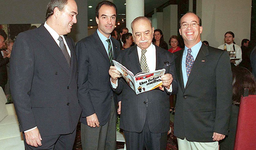 Um dia depois da divulgação criminosa dos áudios da presidente Dilma Roussseff com o ex-presidente Lula, o jornalista Paulo Nogueira, editor do diário do Centro do Mundo (DCM), comenta que a "Globo, Aécio e Moro venezualizaram o Brasil"; ele conta que Lula jamais foi agressivo com a elite e sempre tentou conciliação; "Jamais deixou de despejar centenas de milhões de reais nas empresas jornalísticas em propaganda federal – um dinheiro público que elas utilizaram para montar um exército de editores e comentaristas dedicados a destruir o próprio Lula e, depois, Dilma", afirma; "Para alcançar seus desígnios, a Globo e seus aliados estratégicos não hesitaram em fazer do Brasil uma Venezuela gigante. É terrível" (Foto: Aquiles Lins) Um dia depois da divulgação criminosa dos áudios da presidente Dilma Roussseff com o ex-presidente Lula, o jornalista Paulo Nogueira, editor do diário do Centro do Mundo (DCM), comenta que a "Globo, Aécio e Moro venezualizaram o Brasil"; ele conta que Lula jamais foi agressivo com a elite e sempre tentou conciliação; "Jamais deixou de despejar centenas de milhões de reais nas empresas jornalísticas em propaganda federal – um dinheiro público que elas utilizaram para montar um exército de editores e comentaristas dedicados a destruir o próprio Lula e, depois, Dilma", afirma; "Para alcançar seus desígnios, a Globo e seus aliados estratégicos não hesitaram em fazer do Brasil uma Venezuela gigante. É terrível"