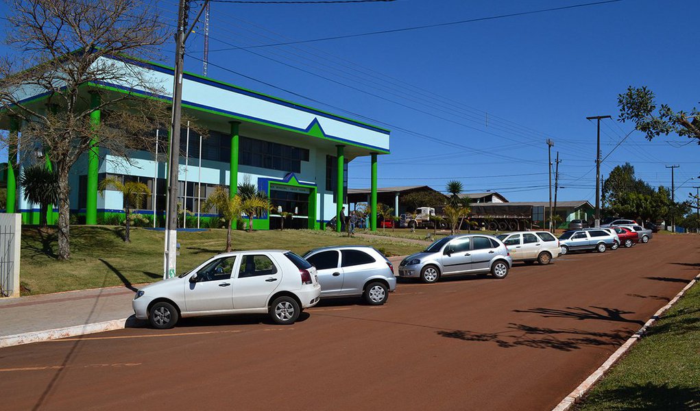 O Gaeco, braço policial do Ministério Público (MPPR), prendeu o secretário municipal de Saúde de Santa Tereza do Oeste, no oeste do Paraná, Fernando Prado, e o de Fazenda, Júlio Cezar Valdomeri; também foram detidos dois sócios de uma distribuidora de medicamentos e recolhidos documentos em um laboratório, na casa dos suspeitos e na prefeitura; se acordo com as investigações, o grupo é suspeito de envolvimento em um esquema de fraude na licitação e compra de medicamentos para o município; as apurações indicam a compra e a não entrega dos produtos, desvio e superfaturamento de remédios e insumos (Foto: Leonardo Lucena) O Gaeco, braço policial do Ministério Público (MPPR), prendeu o secretário municipal de Saúde de Santa Tereza do Oeste, no oeste do Paraná, Fernando Prado, e o de Fazenda, Júlio Cezar Valdomeri; também foram detidos dois sócios de uma distribuidora de medicamentos e recolhidos documentos em um laboratório, na casa dos suspeitos e na prefeitura; se acordo com as investigações, o grupo é suspeito de envolvimento em um esquema de fraude na licitação e compra de medicamentos para o município; as apurações indicam a compra e a não entrega dos produtos, desvio e superfaturamento de remédios e insumos