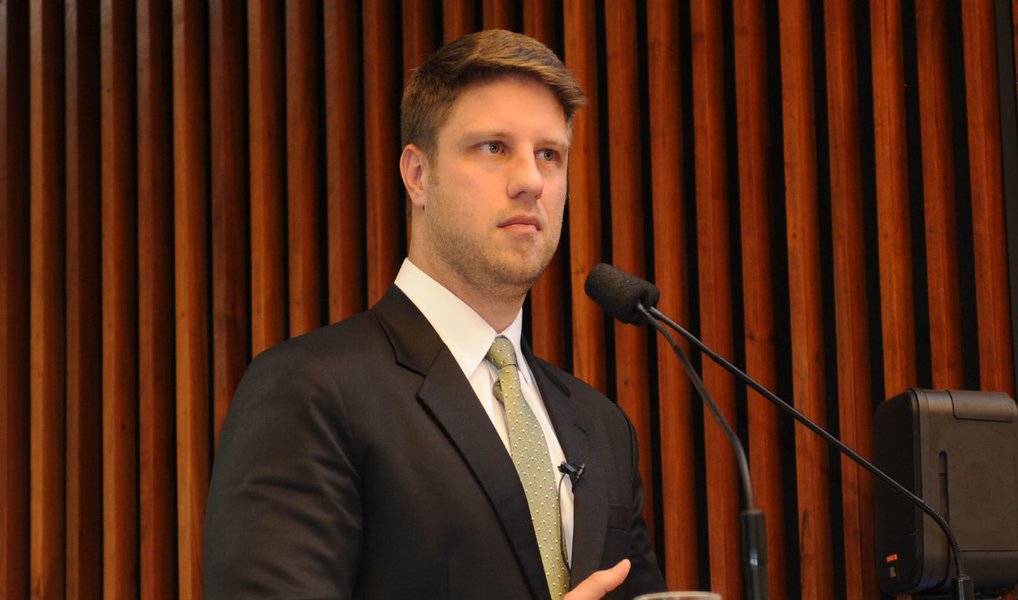 O pré-candidato a prefeito de Curitiba pelo PMDB, deputado estadual Requião Filho (PMDB), defendeu o rompimento do contrato do executivo municipal com as empresas de ônibus, o retorno do sistema integrado com a Região Metropolitana e a criação de uma frota pública como resposta aos problemas de transporte da cidade; o peemedebista também responsabilizou o governador Beto Richa (PSDB) pela má situação do transporte público e pela má situação das finanças da cidade por sua gestão como prefeito da cidade (Foto: Leonardo Lucena) O pré-candidato a prefeito de Curitiba pelo PMDB, deputado estadual Requião Filho (PMDB), defendeu o rompimento do contrato do executivo municipal com as empresas de ônibus, o retorno do sistema integrado com a Região Metropolitana e a criação de uma frota pública como resposta aos problemas de transporte da cidade; o peemedebista também responsabilizou o governador Beto Richa (PSDB) pela má situação do transporte público e pela má situação das finanças da cidade por sua gestão como prefeito da cidade