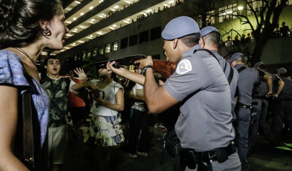 Os golpistas daqui, tanto em 54 como em 64, sempre se apresentaram como salvadores da pátria do comunismo e da corrupção. E defensores da democracia. Eles são os mesmos de sempre. São golpistas. Mas eles vão sempre dizer que não. Como lobos, se apresentam cordeiros (Foto: Renato Rovai) Os golpistas daqui, tanto em 54 como em 64, sempre se apresentaram como salvadores da pátria do comunismo e da corrupção. E defensores da democracia. Eles são os mesmos de sempre. São golpistas. Mas eles vão sempre dizer que não. Como lobos, se apresentam cordeiros