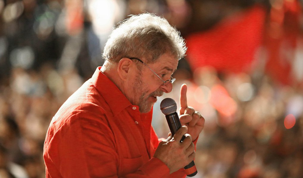 Colunista do 247, Lula Miranda prevê a prisão do ex-presidente Lula no cerco criado dentro das investigações da 22ª fase da Lava Jato, denominada triplo X, e do Ministério Público de São Paulo; "Esta é a crônica de uma prisão anunciada. A crônica de uma infâmia e injustiça que se anuncia aos quatro ventos, aos quatro cantos. Só não vê ou escuta aquele que não quer"; para o colunista, Lula será "preso, processado e julgado (nesta ordem) tão somente para cumprir ritos"; "Lula será preso. E com ele pretendem interditar a nossa utopia. Não podemos permitir", afirma (Foto: Lula Miranda) Colunista do 247, Lula Miranda prevê a prisão do ex-presidente Lula no cerco criado dentro das investigações da 22ª fase da Lava Jato, denominada triplo X, e do Ministério Público de São Paulo; "Esta é a crônica de uma prisão anunciada. A crônica de uma infâmia e injustiça que se anuncia aos quatro ventos, aos quatro cantos. Só não vê ou escuta aquele que não quer"; para o colunista, Lula será "preso, processado e julgado (nesta ordem) tão somente para cumprir ritos"; "Lula será preso. E com ele pretendem interditar a nossa utopia. Não podemos permitir", afirma