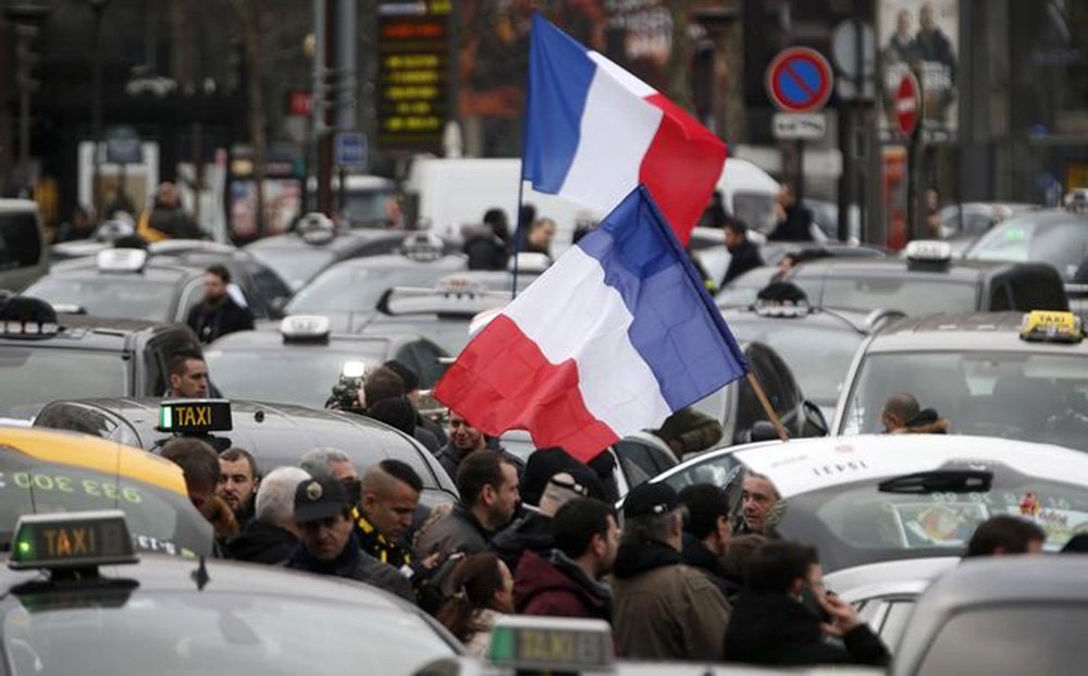 Protesto de taxistas franceses bloqueia o tráfego em Paris. 26/01/2016 REUTERS/Charles Platiau (Foto: Gisele Federicce) Protesto de taxistas franceses bloqueia o tráfego em Paris. 26/01/2016 REUTERS/Charles Platiau