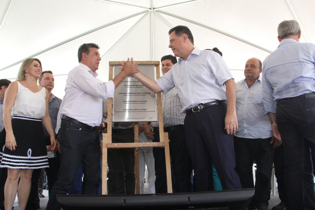 Governador Marconi Perillo inaugurou a nova subestação da Celg no município, por meio de uma Parceria Público Privada com o grupo SSA Alimentos, holding controladora da Super Frango; obra beneficia indiretamente 40 municípios da região porque vai amenizar a sobrecarga na distribuição, responsável por provocar quedas de energia; na ampliação da subestação e da rede elétrica de alta tensão foram aplicados R$ 25 milhões; além da construção de 50 quilômetros de rede distribuição, beneficiando 74 propriedades rurais, a área construída da subestação passou de 12 mil para 38 mil metros quadrados (Foto: José Barbacena) Governador Marconi Perillo inaugurou a nova subestação da Celg no município, por meio de uma Parceria Público Privada com o grupo SSA Alimentos, holding controladora da Super Frango; obra beneficia indiretamente 40 municípios da região porque vai amenizar a sobrecarga na distribuição, responsável por provocar quedas de energia; na ampliação da subestação e da rede elétrica de alta tensão foram aplicados R$ 25 milhões; além da construção de 50 quilômetros de rede distribuição, beneficiando 74 propriedades rurais, a área construída da subestação passou de 12 mil para 38 mil metros quadrados