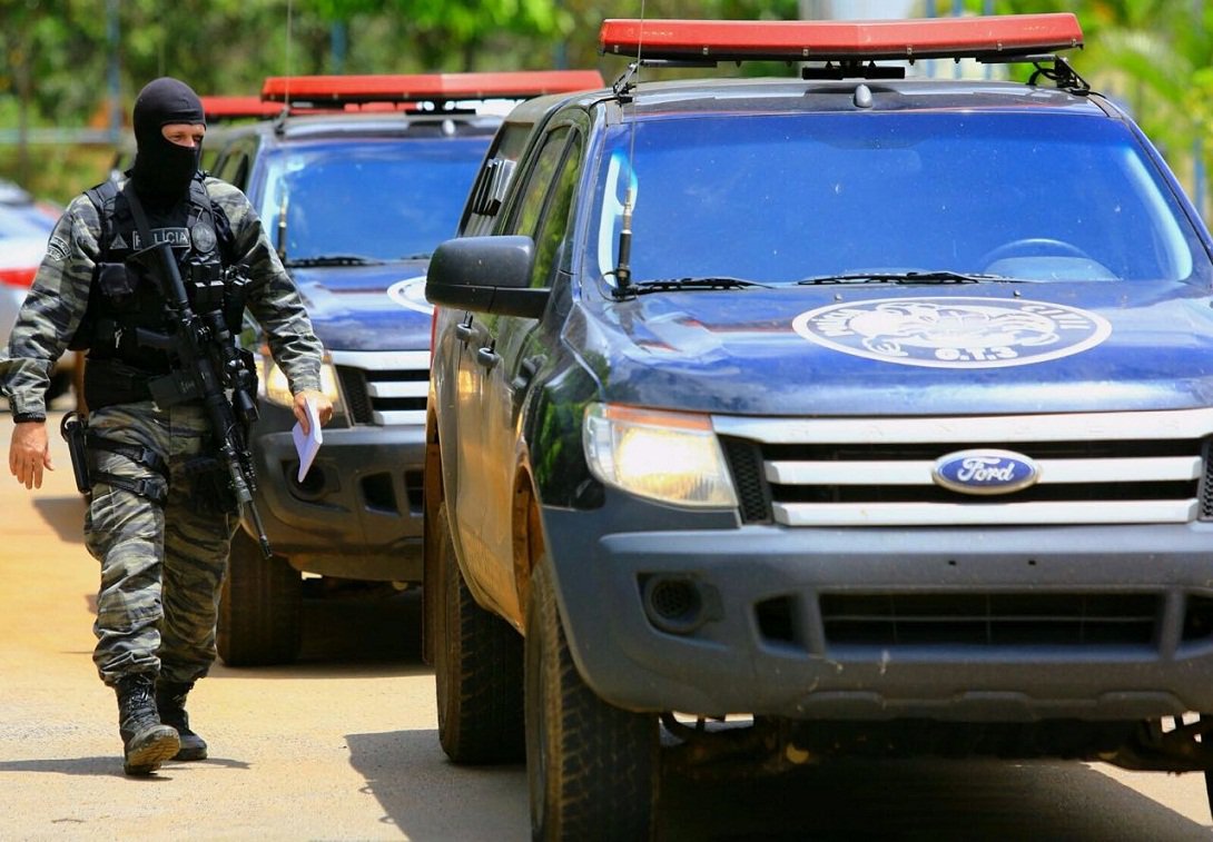 Atuação incisiva das forças de segurança de Goiás fez com que houvesse queda no número de casos de homicídios em Goiânia durante o feriado prolongado da Semana Santa 2016; houve apenas um homicídio neste ano diante de oito em 2015; “A nossa meta é identificar as manchas criminais do Estado e reforçar o aparato policial nessas regiões”, afirma o secretário de Segurança, José Eliton; vice-governador tem comandado a Operação Tolerância Zero, que reforçou o contingente policial na Região Metropolitana de Goiânia (Foto: José Barbacena) Atuação incisiva das forças de segurança de Goiás fez com que houvesse queda no número de casos de homicídios em Goiânia durante o feriado prolongado da Semana Santa 2016; houve apenas um homicídio neste ano diante de oito em 2015; “A nossa meta é identificar as manchas criminais do Estado e reforçar o aparato policial nessas regiões”, afirma o secretário de Segurança, José Eliton; vice-governador tem comandado a Operação Tolerância Zero, que reforçou o contingente policial na Região Metropolitana de Goiânia