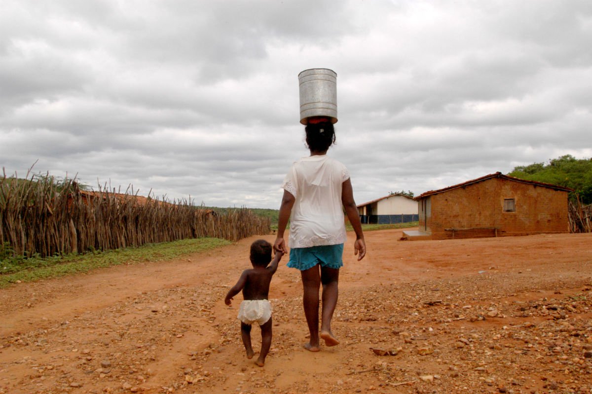 A partir de abril, os moradores de quatro municípios do Agreste de Pernambuco vão receber água exclusivamente de caminhões-pipa por causa do colapso de mais duas barragens da região; o Sistema de Bitury e a Barragem de Pedro Moura Jr. estão praticamente secos, com a estiagem que já dura cinco anos na região semiárida; a Pedro Moura Jr. estava com 0,46% da capacidade e a de Bitury com 1,95% (Foto: Romulo Faro) A partir de abril, os moradores de quatro municípios do Agreste de Pernambuco vão receber água exclusivamente de caminhões-pipa por causa do colapso de mais duas barragens da região; o Sistema de Bitury e a Barragem de Pedro Moura Jr. estão praticamente secos, com a estiagem que já dura cinco anos na região semiárida; a Pedro Moura Jr. estava com 0,46% da capacidade e a de Bitury com 1,95%