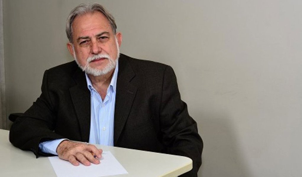 “Manter a taxa básica de juros só serve para manter a economia em recessão, com impactos negativos na geração de empregos. Aprofunda a crise brasileira, aumenta a dívida pública e drena recursos da sociedade para o rentismo, ou seja, para os banqueiros”, disse, em nota, o presidente da Contraf-CUT, Roberto von der Osten; De acordo com a entidade, com a Selic alta, as empresas têm dificuldades para financiar seus investimentos, reduzem a capacidade produtiva e fecham as portas, o que faz com que o desemprego aumente e a renda em circulação caia, diminuindo o consumo (Foto: Roberta Namour) “Manter a taxa básica de juros só serve para manter a economia em recessão, com impactos negativos na geração de empregos. Aprofunda a crise brasileira, aumenta a dívida pública e drena recursos da sociedade para o rentismo, ou seja, para os banqueiros”, disse, em nota, o presidente da Contraf-CUT, Roberto von der Osten; De acordo com a entidade, com a Selic alta, as empresas têm dificuldades para financiar seus investimentos, reduzem a capacidade produtiva e fecham as portas, o que faz com que o desemprego aumente e a renda em circulação caia, diminuindo o consumo