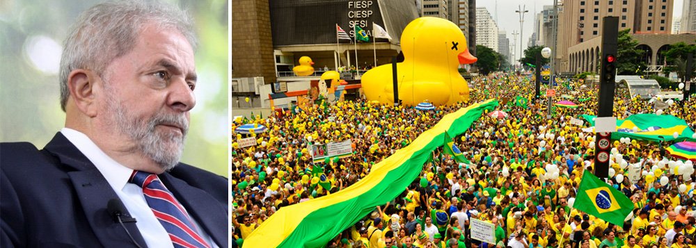 "A manifestações deste domingo vão fortalecer a grande coalizão conservadora para derrubar a presidente Dilma e encerrar o ciclo de governos petistas com perspectiva popular. A oposição voltará ao Congresso esta semana com a faca nos dentes, disposta a passar sobre tudo e todos, inclusive sobre a Constituição, para 'atender ao clamor popular'”, avisa a colunista Tereza Cruvinel; "Segmentos do PT e apoiadores do governo retomam a avaliação de que só Lula, com seu prestígio, popularidade e trânsito entre os partidos ainda aliados, poderia reverter a marcha do impeachment, reforçada pelos grandes protestos", complementa; leia a íntegra (Foto: Tereza Cruvinel) "A manifestações deste domingo vão fortalecer a grande coalizão conservadora para derrubar a presidente Dilma e encerrar o ciclo de governos petistas com perspectiva popular. A oposição voltará ao Congresso esta semana com a faca nos dentes, disposta a passar sobre tudo e todos, inclusive sobre a Constituição, para 'atender ao clamor popular'”, avisa a colunista Tereza Cruvinel; "Segmentos do PT e apoiadores do governo retomam a avaliação de que só Lula, com seu prestígio, popularidade e trânsito entre os partidos ainda aliados, poderia reverter a marcha do impeachment, reforçada pelos grandes protestos", complementa; leia a íntegra