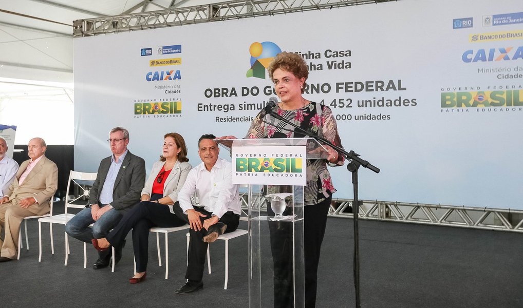 Durante entrega de unidades do Minha Casa Minha Vida nesta sexta-feira, 8, no Rio, a presidente Dilma Rousseff disse que o impeachment está previsto na Constituição, mas só deve ser usado se houver crime de responsabilidade cometido pelo presidente da República; "Qual é o problema? O problema é que eu não cometi crime de responsabilidade", reiterou; "Quem pretende interromper meu mandato é justamente aquele tipo de pessoa que considera um erro o governo federal colocar recursos em um programa como o Minha Casa, Minha Vida. Não concordamos com esse tipo de posição e continuaremos a fazer os programas que beneficiam nosso povo" (Foto: Aquiles Lins) Durante entrega de unidades do Minha Casa Minha Vida nesta sexta-feira, 8, no Rio, a presidente Dilma Rousseff disse que o impeachment está previsto na Constituição, mas só deve ser usado se houver crime de responsabilidade cometido pelo presidente da República; "Qual é o problema? O problema é que eu não cometi crime de responsabilidade", reiterou; "Quem pretende interromper meu mandato é justamente aquele tipo de pessoa que considera um erro o governo federal colocar recursos em um programa como o Minha Casa, Minha Vida. Não concordamos com esse tipo de posição e continuaremos a fazer os programas que beneficiam nosso povo"