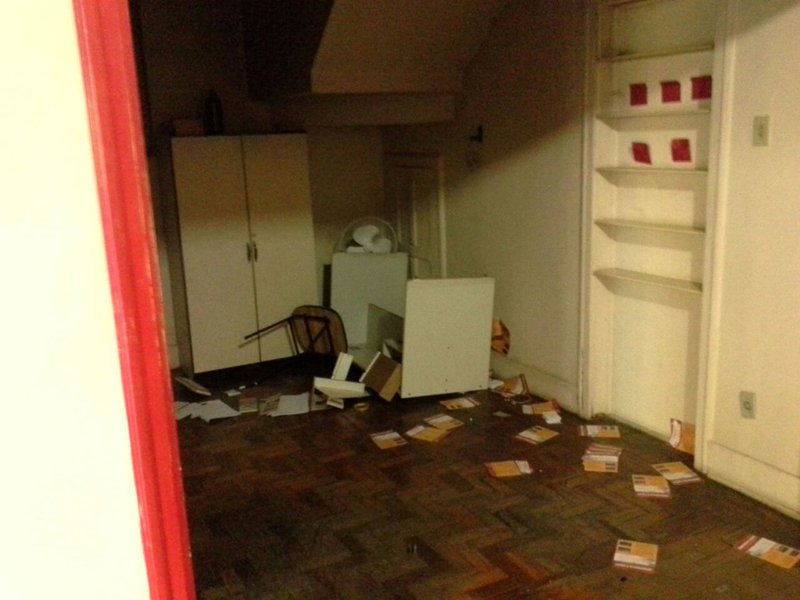 O diretório do PT em Belo Horizonte (MG) também teve um computador e um telefone danificados na madrugada deste sábado (19); segundo o partido, é a terceira vez que o local é alvo de ações de vandalismo – os outros foram na sexta-feira (18), quando uma tinta azul foi jogada na parede, e em 5 de março, quando tinta, farinha e ovos foram atirados no imóvel; de acordo com a Secretaria de Comunicação do PT-MG, “esses atentados terroristas são inaceitáveis"; "Não vamos permitir que cenas como as que vimos durante o período negro da história recente do País, sejam repetidos" (Foto: Leonardo Lucena) O diretório do PT em Belo Horizonte (MG) também teve um computador e um telefone danificados na madrugada deste sábado (19); segundo o partido, é a terceira vez que o local é alvo de ações de vandalismo – os outros foram na sexta-feira (18), quando uma tinta azul foi jogada na parede, e em 5 de março, quando tinta, farinha e ovos foram atirados no imóvel; de acordo com a Secretaria de Comunicação do PT-MG, “esses atentados terroristas são inaceitáveis"; "Não vamos permitir que cenas como as que vimos durante o período negro da história recente do País, sejam repetidos"