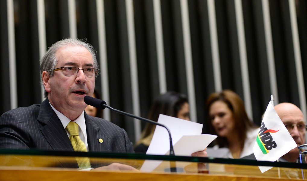 Presidente da Câmara, Eduardo Cunha (PMDB-RJ), disse, que o seu partido é "um porto seguro" na "tempestade" política atual e que a legenda tem uma tradição a honrar. "Diante da tempestade, o PMDB se mostra, como sempre se mostrou, um porto seguro", afirmou; declaração foi feita no dia seguinte ao PMDB anunciar a sua saída da base do governo da presidente Dilma Rousseff, jogando mais gasolina na fogueira da crise política; nos bastidores corre a informação de que lideranças do partido já estariam negociando uma maneira para salvar Cunha de ter o mandato cassado pelo Conselho de Ética caso o impeachment de Dilma seja viabilizado e o vice Michel Temer assuma a presidência (Foto: Paulo Emílio) Presidente da Câmara, Eduardo Cunha (PMDB-RJ), disse, que o seu partido é "um porto seguro" na "tempestade" política atual e que a legenda tem uma tradição a honrar. "Diante da tempestade, o PMDB se mostra, como sempre se mostrou, um porto seguro", afirmou; declaração foi feita no dia seguinte ao PMDB anunciar a sua saída da base do governo da presidente Dilma Rousseff, jogando mais gasolina na fogueira da crise política; nos bastidores corre a informação de que lideranças do partido já estariam negociando uma maneira para salvar Cunha de ter o mandato cassado pelo Conselho de Ética caso o impeachment de Dilma seja viabilizado e o vice Michel Temer assuma a presidência