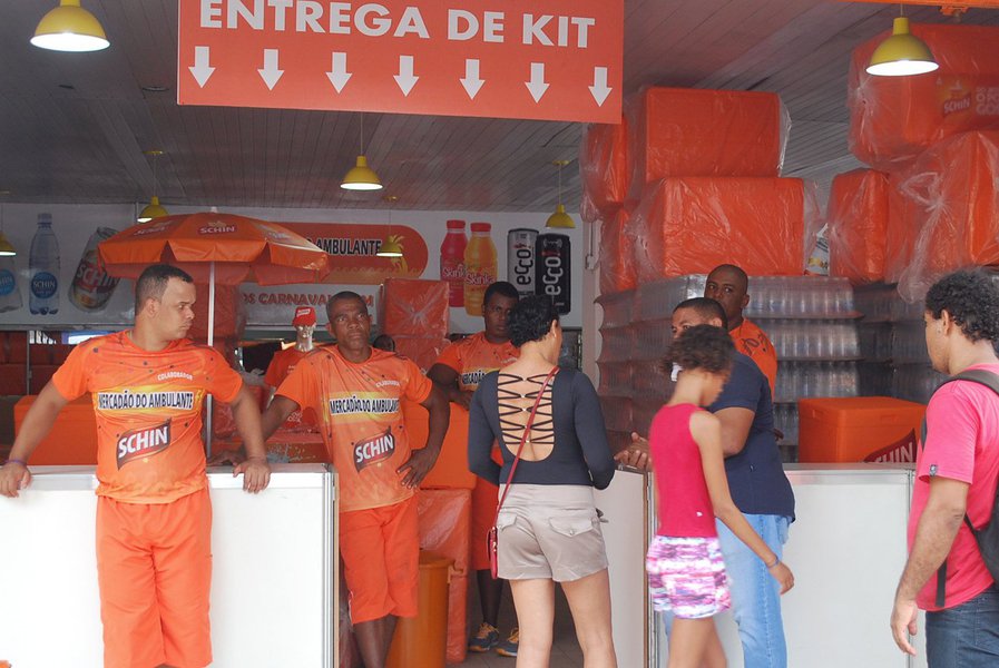 A prefeitura de Salvador já distribuiu, de terça-feira (19) ontem, 236 kits para ambulantes licenciados para trabalhar no carnaval neste ano; o material é fruto de parceria entre a Prefeitura; novidade deste ano é o 'kit família', que dá direito a até dois isopores e atuação de até quatro pessoas para cada licença, sendo uma fixa e as outras móveis pelo circuito escolhido; "A intenção é facilitar a fiscalização e garantir o espaço dos credenciados, evitando o comércio irregular", diz Rosemma Maluf, secretário de Ordem Pública (Foto: Romulo Faro) A prefeitura de Salvador já distribuiu, de terça-feira (19) ontem, 236 kits para ambulantes licenciados para trabalhar no carnaval neste ano; o material é fruto de parceria entre a Prefeitura; novidade deste ano é o 'kit família', que dá direito a até dois isopores e atuação de até quatro pessoas para cada licença, sendo uma fixa e as outras móveis pelo circuito escolhido; "A intenção é facilitar a fiscalização e garantir o espaço dos credenciados, evitando o comércio irregular", diz Rosemma Maluf, secretário de Ordem Pública