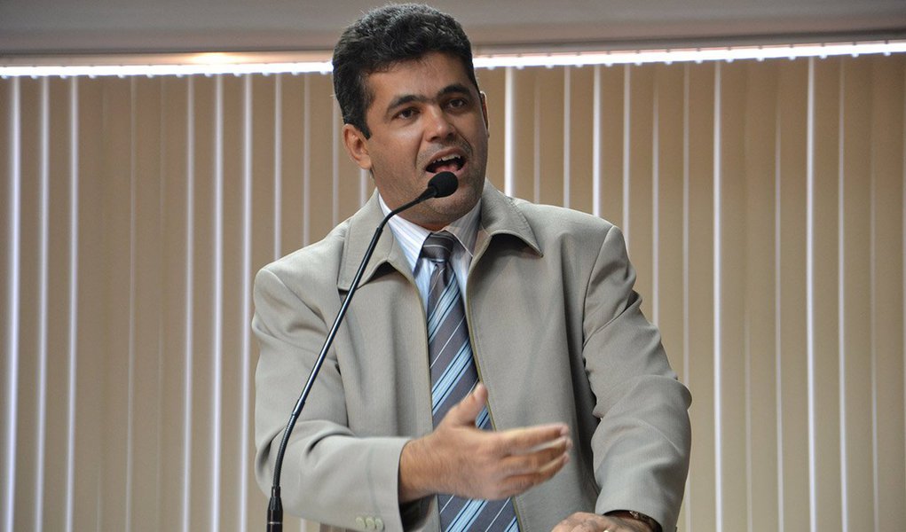 O vereador Milton Néris (PR) apresentou relatório de comissão nomeada pela Câmara Municipal de Palmas em 2014 para revisar a planta de valores imobiliários do município; de acordo com o parlamentar, o estudo indicou sobrepreço do valor venal em vários locais da Capital, e prefeitura teria “engavetado” o documento para não dar “alívio fiscal” ao palmense; o republicano informou que, após 26 reuniões, foi feito um levantamento e ficou constatado que mais de 100 quadras da Capital deveriam diminuir o preço venal, mas, segundo ele, o prefeito Carlos Amastha, engavetou o estudo (Foto: Leonardo Lucena) O vereador Milton Néris (PR) apresentou relatório de comissão nomeada pela Câmara Municipal de Palmas em 2014 para revisar a planta de valores imobiliários do município; de acordo com o parlamentar, o estudo indicou sobrepreço do valor venal em vários locais da Capital, e prefeitura teria “engavetado” o documento para não dar “alívio fiscal” ao palmense; o republicano informou que, após 26 reuniões, foi feito um levantamento e ficou constatado que mais de 100 quadras da Capital deveriam diminuir o preço venal, mas, segundo ele, o prefeito Carlos Amastha, engavetou o estudo