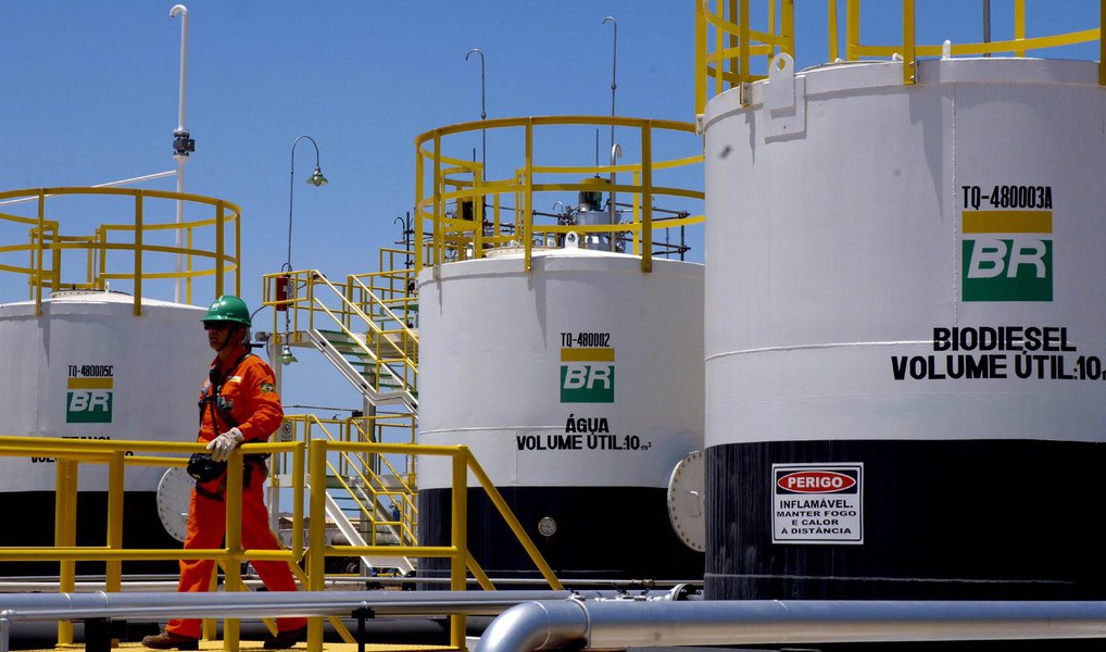 Petrobras avalia vender o controle da sua subsidiária de combustíveis BR Distribuidora; segundo aagência Reuters, possbilidade ganhou corpo após a estatal não conseguir garantir lances por uma participação minoritária na companhia; mudança na estratégia passou a ser analisada depois que três dos quatro concorrentes que entregaram propostas preliminares para a participação na BR Distribuidora pediram por direitos de gestão ou uma fatia maior do capital votante da companhia; BR Distribuidora, que controla a maior rede de postos de combustíveis do país, foi avaliada no ano passado em cerca de US$ 10 bilhões (Foto: Paulo Emílio) Petrobras avalia vender o controle da sua subsidiária de combustíveis BR Distribuidora; segundo aagência Reuters, possbilidade ganhou corpo após a estatal não conseguir garantir lances por uma participação minoritária na companhia; mudança na estratégia passou a ser analisada depois que três dos quatro concorrentes que entregaram propostas preliminares para a participação na BR Distribuidora pediram por direitos de gestão ou uma fatia maior do capital votante da companhia; BR Distribuidora, que controla a maior rede de postos de combustíveis do país, foi avaliada no ano passado em cerca de US$ 10 bilhões
