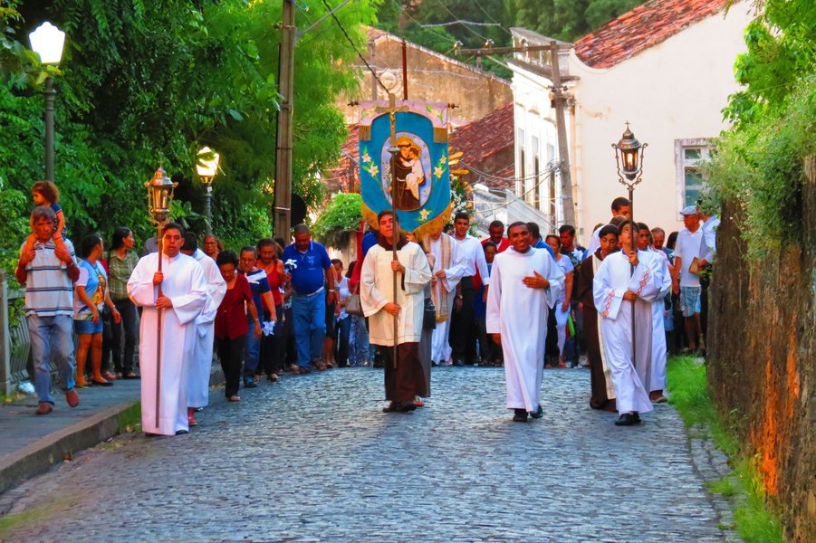 Manifestação comum no Brasil, a procissão tem um simbolismo próprio na Semana Santa e, no Recife e em Olinda, cidades com quase 500 anos, eventos desse tipo ainda hoje levam multidões em caminhadas pelos centros históricos; uma das procissões mais tradicionais de Pernambuco ocorre, na sexta-feira da Paixão, quando se recorda a crucificação e morte de Jesus, único dia do ano em que não há missa em nenhuma igreja católica do mundo; a procissão do Senhor Morto percorre a área histórica de Olinda depois de um rito litúrgico, simples que a missa (Foto: Leonardo Lucena) Manifestação comum no Brasil, a procissão tem um simbolismo próprio na Semana Santa e, no Recife e em Olinda, cidades com quase 500 anos, eventos desse tipo ainda hoje levam multidões em caminhadas pelos centros históricos; uma das procissões mais tradicionais de Pernambuco ocorre, na sexta-feira da Paixão, quando se recorda a crucificação e morte de Jesus, único dia do ano em que não há missa em nenhuma igreja católica do mundo; a procissão do Senhor Morto percorre a área histórica de Olinda depois de um rito litúrgico, simples que a missa