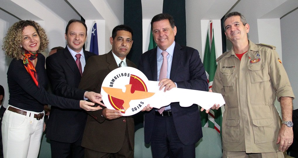 Veículos serão utilizados pela corporação nos municípios de Aparecida de Goiânia, Anápolis, Cristalina, Formosa, Itumbiara e Uruaçu, para combate a incêndio e para salvamento; frota foi adquirida com recursos do Fundo Especial de Reaparelhamento e Modernização do Corpo de Bombeiros Militar do Estado de Goiás (FUNEBOM), ao valor de R$ 3,3 milhões; Marconi destacou que o governo estadual, desde 2011, praticamente dobrou a frota de caminhões de combate a incêndio do Corpo de Bombeiros; A corporação, que tinha 53 caminhões em 2010 – a maioria adquirida em suas duas gestões anteriores – tem, hoje, 102 (Foto: José Barbacena) Veículos serão utilizados pela corporação nos municípios de Aparecida de Goiânia, Anápolis, Cristalina, Formosa, Itumbiara e Uruaçu, para combate a incêndio e para salvamento; frota foi adquirida com recursos do Fundo Especial de Reaparelhamento e Modernização do Corpo de Bombeiros Militar do Estado de Goiás (FUNEBOM), ao valor de R$ 3,3 milhões; Marconi destacou que o governo estadual, desde 2011, praticamente dobrou a frota de caminhões de combate a incêndio do Corpo de Bombeiros; A corporação, que tinha 53 caminhões em 2010 – a maioria adquirida em suas duas gestões anteriores – tem, hoje, 102