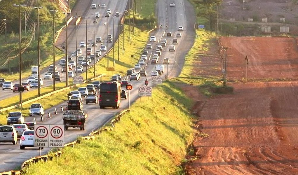 O Departamento de Estradas de Rodagem (DER) planeja recomeçar a duplicação da Saída Norte de Brasília em abril; a obra, que teve início em 2014 e foi abandonada, será financiada com dinheiro do BNDES; em maio do ano passado, o o governo do Distrito Federal chegou a anunciar a retomada do serviço; com a autorização do empréstimo, o executivo terá R$ 146 milhões em caixa, o que representa 74% da verba necessária para a conclusão da obra; o restante deve ser arrecadado até 2018 (Foto: Leonardo Lucena) O Departamento de Estradas de Rodagem (DER) planeja recomeçar a duplicação da Saída Norte de Brasília em abril; a obra, que teve início em 2014 e foi abandonada, será financiada com dinheiro do BNDES; em maio do ano passado, o o governo do Distrito Federal chegou a anunciar a retomada do serviço; com a autorização do empréstimo, o executivo terá R$ 146 milhões em caixa, o que representa 74% da verba necessária para a conclusão da obra; o restante deve ser arrecadado até 2018