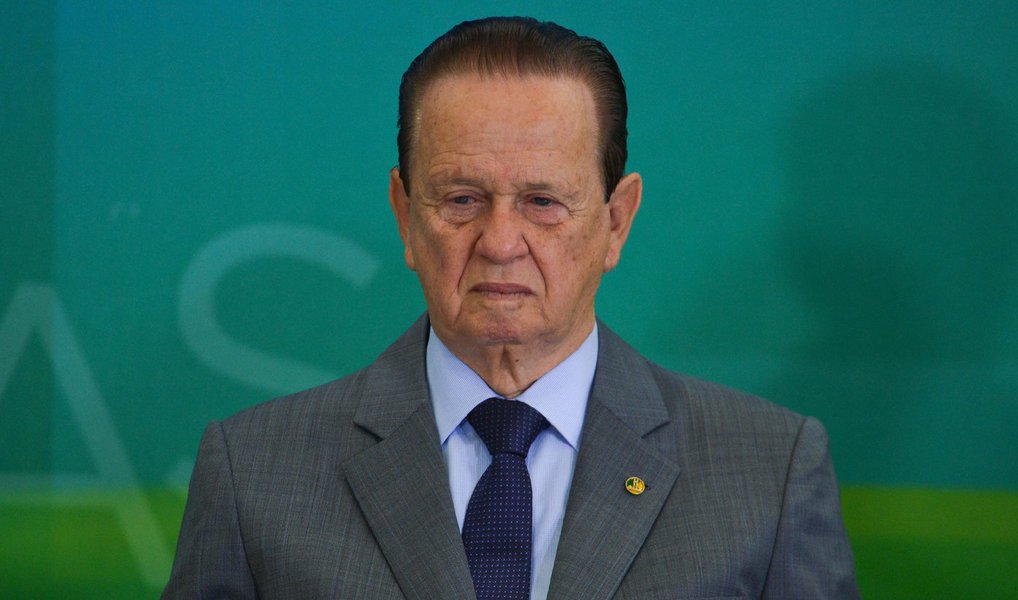 PMDB instalou comissão de ética do partido para analisar onze processos que pedem a expulsão do recém-empossado ministro da Aviação Civil, deputado Mauro Lopes (MG), da legenda; decisão deve ser definida dentro dos próximos 20 dias; deputado Darcísio Perondi (RS) afirma que não há outra saída para Lopes senão a expulsão: "Mauro Lopes será expulso. Não tem outro caminho. Este filiado agrediu a convenção nacional. Só tem um caminho: sua expulsão do partido", disse; já o líder do partido na Câmara, Leonardo Picciani (RJ), pediu serenidade. "O convite, o aceite e a informação pública de que o deputado ocuparia o cargo é um fato anterior à convenção do partido", observou (Foto: Paulo Emílio) PMDB instalou comissão de ética do partido para analisar onze processos que pedem a expulsão do recém-empossado ministro da Aviação Civil, deputado Mauro Lopes (MG), da legenda; decisão deve ser definida dentro dos próximos 20 dias; deputado Darcísio Perondi (RS) afirma que não há outra saída para Lopes senão a expulsão: "Mauro Lopes será expulso. Não tem outro caminho. Este filiado agrediu a convenção nacional. Só tem um caminho: sua expulsão do partido", disse; já o líder do partido na Câmara, Leonardo Picciani (RJ), pediu serenidade. "O convite, o aceite e a informação pública de que o deputado ocuparia o cargo é um fato anterior à convenção do partido", observou