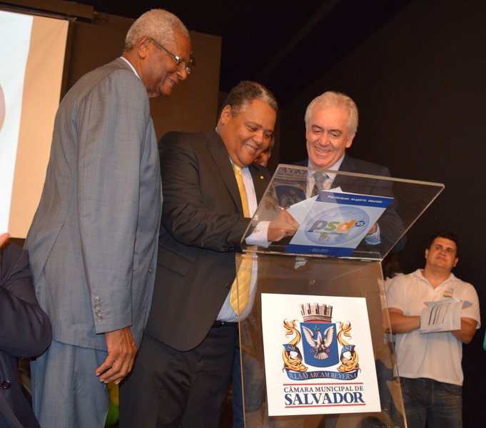 O presidente do PSD na Bahia, senador Otto Alencar, assinou as fichas de filiação do deputado federal Antonio Brito e de seu pai, o vereador de Salvador Edvaldo Brito, em cerimônia no Centro Cultural da Câmara Municipal; "Políticos de destaque no cenário nacional, os Brito trazem os seus trabalhos para somar no projeto do PSD de ajudar a Bahia a crescer", disse Otto Alencar (Foto: Romulo Faro) O presidente do PSD na Bahia, senador Otto Alencar, assinou as fichas de filiação do deputado federal Antonio Brito e de seu pai, o vereador de Salvador Edvaldo Brito, em cerimônia no Centro Cultural da Câmara Municipal; "Políticos de destaque no cenário nacional, os Brito trazem os seus trabalhos para somar no projeto do PSD de ajudar a Bahia a crescer", disse Otto Alencar