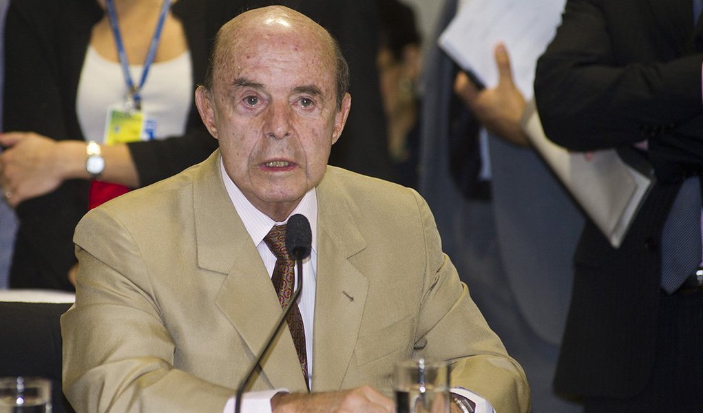 O governador do Rio de Janeiro em exercício, Francisco Dornelles, sancionou o novo piso regional dos trabalhadores da iniciativa privada do estado; o texto publicado no Diário Oficial determina reajuste de 10,37% retroativo a 1º de janeiro; empregados domésticos, trabalhadores florestais, serventes, auxiliares de serviços gerais, auxiliares de garçom, lavadores e guardadores de carro e trabalhadores de pet shops, entre outros, passam a receber R$ 1.052,34; o valor anterior era R$ 953,47 (Foto: Leonardo Lucena) O governador do Rio de Janeiro em exercício, Francisco Dornelles, sancionou o novo piso regional dos trabalhadores da iniciativa privada do estado; o texto publicado no Diário Oficial determina reajuste de 10,37% retroativo a 1º de janeiro; empregados domésticos, trabalhadores florestais, serventes, auxiliares de serviços gerais, auxiliares de garçom, lavadores e guardadores de carro e trabalhadores de pet shops, entre outros, passam a receber R$ 1.052,34; o valor anterior era R$ 953,47