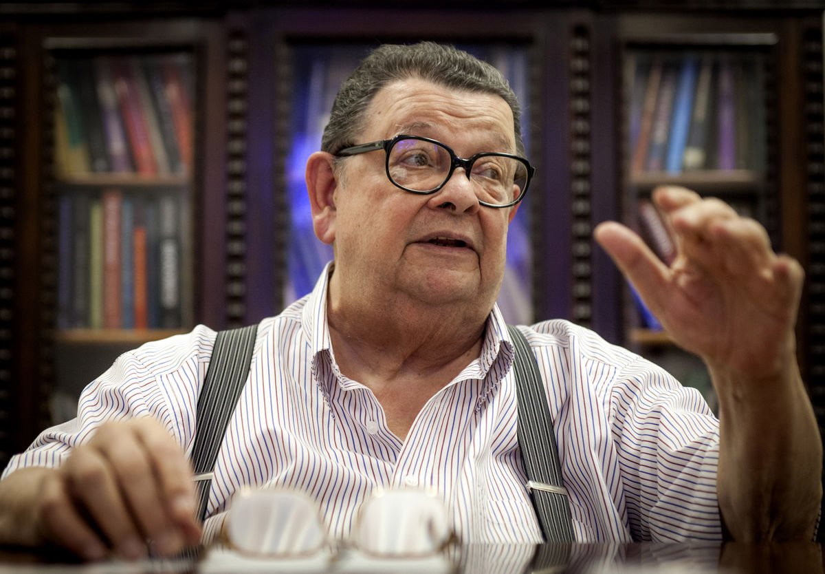 Em entrevista exclusiva ao jornalista Alex Solnik, em seu escritório, o último sobrevivente dos governos militares, Delfim Netto, em ótima forma, por sinal, afirma que o impeachment não faz sentido; "Dilma é absolutamente honesta", diz; exalta Lula – "uma inteligência absolutamente brilhante"; e avalia que Hélio Bicudo redigiu o processo de impeachment "movido por paixões cegas"; a respeito dos "Diários" de Fernando Henrique, foi categórico: "O livro é melhor que o governo" (Foto: Gisele Federicce) Em entrevista exclusiva ao jornalista Alex Solnik, em seu escritório, o último sobrevivente dos governos militares, Delfim Netto, em ótima forma, por sinal, afirma que o impeachment não faz sentido; "Dilma é absolutamente honesta", diz; exalta Lula – "uma inteligência absolutamente brilhante"; e avalia que Hélio Bicudo redigiu o processo de impeachment "movido por paixões cegas"; a respeito dos "Diários" de Fernando Henrique, foi categórico: "O livro é melhor que o governo"