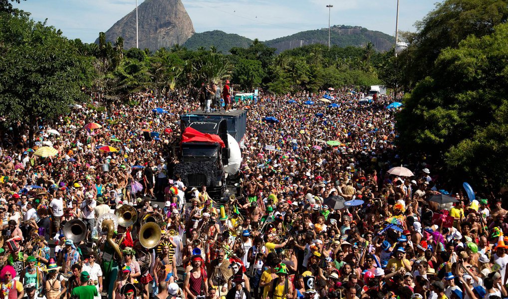 Tradicional bloco do carnaval carioca, o Escravos da Mauá, que desfila na região portuária da cidade, sairá no dia 31 de janeiro; a concentração começa às 10h e o desfile ao meio-dia, de acordo com a diretora da agremiação, Teresa Guilhon; o bloco sai desde 1993 no Largo de São Francisco da Prainha, no bairro da Saúde, berço dos ranchos e dos primeiros movimentos do choro e do samba no Rio de Janeiro; segundo Teresa, o Escravos da Mauá procura em seus desfiles valorizar a cultura popular do Rio de Janeiro e o patrimônio da região portuária e da cidade; este ano, o local da concentração, a Praça Mauá, está renovada após modernização da área pela prefeitura (Foto: Leonardo Lucena) Tradicional bloco do carnaval carioca, o Escravos da Mauá, que desfila na região portuária da cidade, sairá no dia 31 de janeiro; a concentração começa às 10h e o desfile ao meio-dia, de acordo com a diretora da agremiação, Teresa Guilhon; o bloco sai desde 1993 no Largo de São Francisco da Prainha, no bairro da Saúde, berço dos ranchos e dos primeiros movimentos do choro e do samba no Rio de Janeiro; segundo Teresa, o Escravos da Mauá procura em seus desfiles valorizar a cultura popular do Rio de Janeiro e o patrimônio da região portuária e da cidade; este ano, o local da concentração, a Praça Mauá, está renovada após modernização da área pela prefeitura