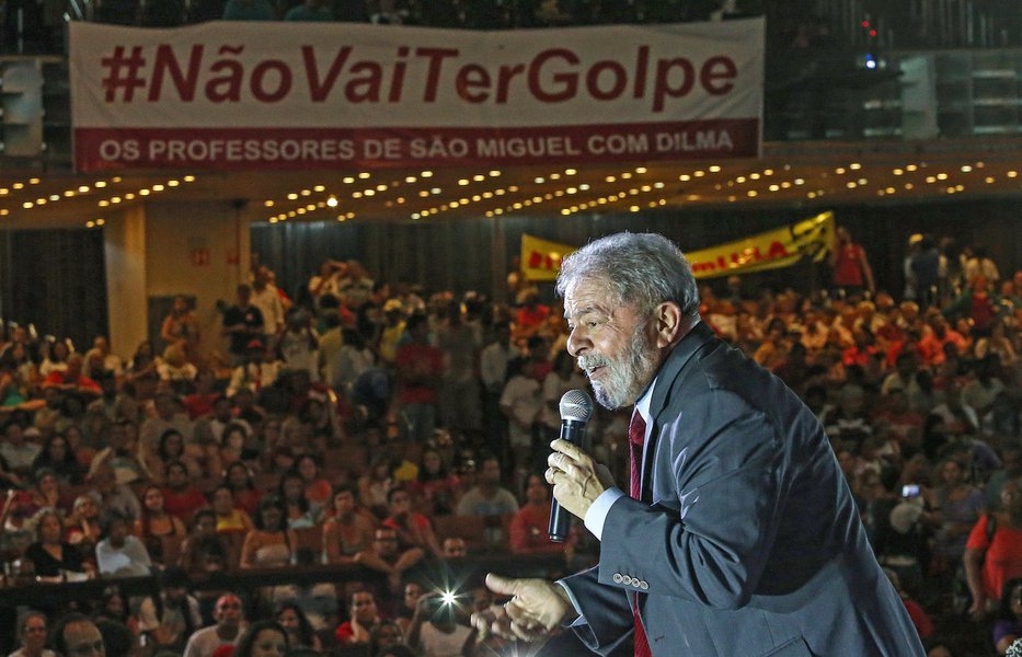 Pesquisa Datafolha publicada neste sábado com as intenções de voto para a disputa presidencial de 2018 ouviu os brasileiros também sobre o presidente de sua preferência em todos os tempos; Lula aparece isolado na primeira colocação, com 40%; índice supera os 35% registrados em março, e mais próximo também aos 37% apurados na pesquisa feita em fevereiro último; o segundo colocado na pesquisa espontânea é o ex-presidente Fernando Henrique Cardoso, com 14% (Foto: Romulo Faro) Pesquisa Datafolha publicada neste sábado com as intenções de voto para a disputa presidencial de 2018 ouviu os brasileiros também sobre o presidente de sua preferência em todos os tempos; Lula aparece isolado na primeira colocação, com 40%; índice supera os 35% registrados em março, e mais próximo também aos 37% apurados na pesquisa feita em fevereiro último; o segundo colocado na pesquisa espontânea é o ex-presidente Fernando Henrique Cardoso, com 14%