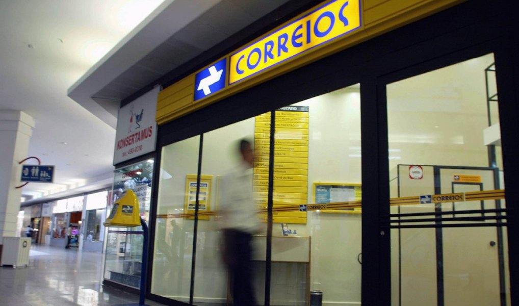 Em relatório enviado à Justiça Federal, a Polícia Federal indiciou sete investigados na Operação Positus por fraudes na gestão de recursos do Postalis, o fundo de pensão dos funcionários dos Correios, entre os anos de 2006 e 2011; entre eles estão o ex-presidente do fundo Alexej Predtchensky e o ex-diretor financeiro Adilson Florencio da Costa; os dois são ligados ao PMDB do senador e ex-ministro Edison Lobão; irregularidades resultaram em prejuízo de R$ 95 milhões ao Postalis (Foto: Aquiles Lins) Em relatório enviado à Justiça Federal, a Polícia Federal indiciou sete investigados na Operação Positus por fraudes na gestão de recursos do Postalis, o fundo de pensão dos funcionários dos Correios, entre os anos de 2006 e 2011; entre eles estão o ex-presidente do fundo Alexej Predtchensky e o ex-diretor financeiro Adilson Florencio da Costa; os dois são ligados ao PMDB do senador e ex-ministro Edison Lobão; irregularidades resultaram em prejuízo de R$ 95 milhões ao Postalis
