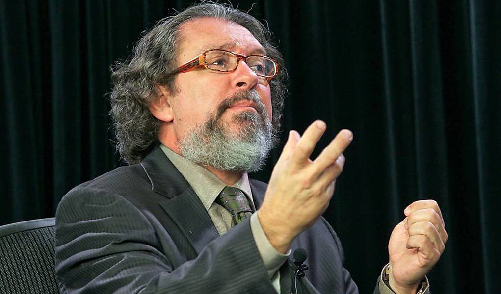 “Carta Aberta” divulgada na imprensa por criminalistas repudia ‘o regime de supressão episódica de direitos e garantias verificado na operação Lava Jato’; “O que se tem visto nos últimos tempos é uma espécie de inquisição (ou neoinquisição), em que já se sabe, antes mesmo de começarem os processos, qual será o seu resultado, servindo as etapas processuais que se seguem entre a denúncia e a sentença apenas para cumprir ‘indesejáveis’ formalidades“, afirma trecho do documento, divulgado pelo advogado Antônio Carlos de Almeida Castro, “Kakay” (Foto: Roberta Namour) “Carta Aberta” divulgada na imprensa por criminalistas repudia ‘o regime de supressão episódica de direitos e garantias verificado na operação Lava Jato’; “O que se tem visto nos últimos tempos é uma espécie de inquisição (ou neoinquisição), em que já se sabe, antes mesmo de começarem os processos, qual será o seu resultado, servindo as etapas processuais que se seguem entre a denúncia e a sentença apenas para cumprir ‘indesejáveis’ formalidades“, afirma trecho do documento, divulgado pelo advogado Antônio Carlos de Almeida Castro, “Kakay”