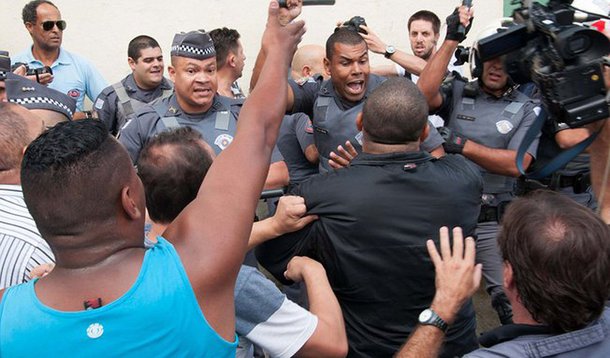 O que o judiciário brasileiro está fazendo, o nível de arbitrariedade na coação ao presidente Lula, o nível de construção e direção de realidade e manipulação psicológica, emocional dos fatos pela mídia (suspeições, criminalizações, induções, omissões), a construção de um tribunal das reputações é, por incrivel que pareça, um espelho do que fizeram nesses 500 anos com os pobres no Brasil! (Foto: Ivana Bentes) O que o judiciário brasileiro está fazendo, o nível de arbitrariedade na coação ao presidente Lula, o nível de construção e direção de realidade e manipulação psicológica, emocional dos fatos pela mídia (suspeições, criminalizações, induções, omissões), a construção de um tribunal das reputações é, por incrivel que pareça, um espelho do que fizeram nesses 500 anos com os pobres no Brasil!