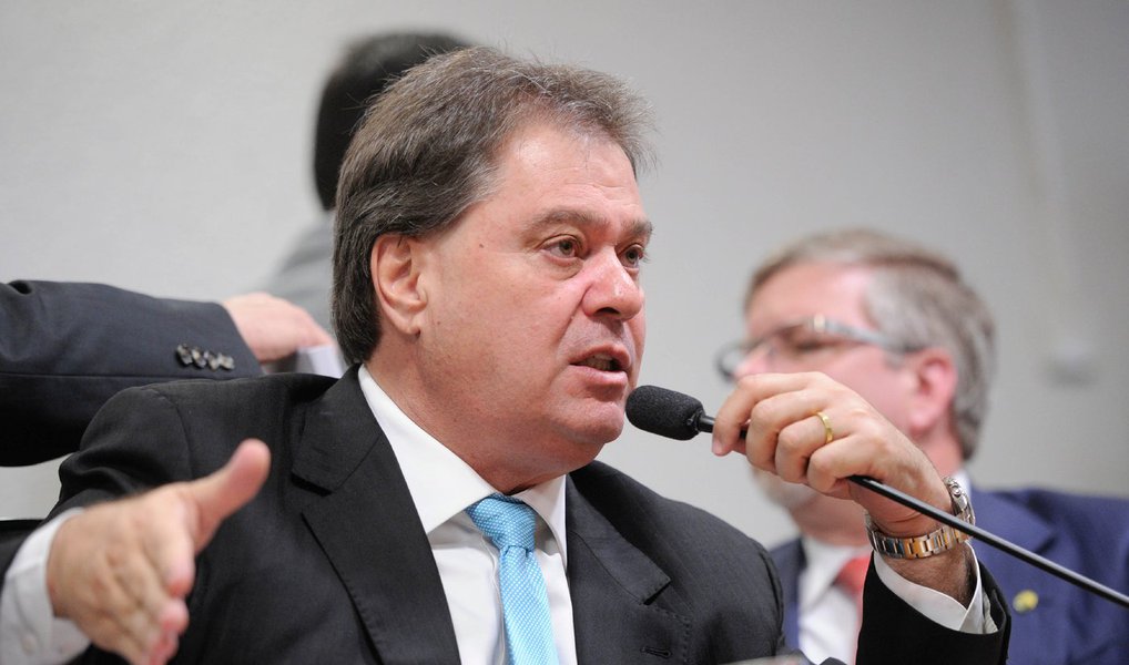 O ex-senador Gim Argello fechou nesta terça (19) termos para um acordo de delação premiada; o advogado Marcelo Bessa, que defende o ex-senador, participou das negociações junto a integrantes da Força-Tarefa da Lava Jato em Curitiba; Argello foi alvo da Operação Vitoria de Pirro, 28ª fase da Lava Jato deflagrada pela Polícia Federal no último dia 12 de abril (Foto: Valter Lima) O ex-senador Gim Argello fechou nesta terça (19) termos para um acordo de delação premiada; o advogado Marcelo Bessa, que defende o ex-senador, participou das negociações junto a integrantes da Força-Tarefa da Lava Jato em Curitiba; Argello foi alvo da Operação Vitoria de Pirro, 28ª fase da Lava Jato deflagrada pela Polícia Federal no último dia 12 de abril