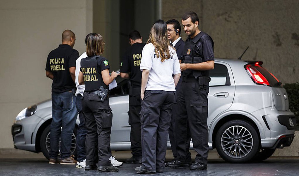 Exatamente o oposto do comportamento de ocupantes de posições essenciais para nossa sanidade social: nos lances de maldoso oportunismo do Procurador Geral da República, na volúpia denunciatória inconsequente dos executivos da Lava Jato, no cálculo sedicioso do Presidente da Câmara, tudo culminando no delirante discurso de “posse” do títere em que se transformou o vice-presidente da República (Foto: Wanderley Guilherme dos Santos) Exatamente o oposto do comportamento de ocupantes de posições essenciais para nossa sanidade social: nos lances de maldoso oportunismo do Procurador Geral da República, na volúpia denunciatória inconsequente dos executivos da Lava Jato, no cálculo sedicioso do Presidente da Câmara, tudo culminando no delirante discurso de “posse” do títere em que se transformou o vice-presidente da República