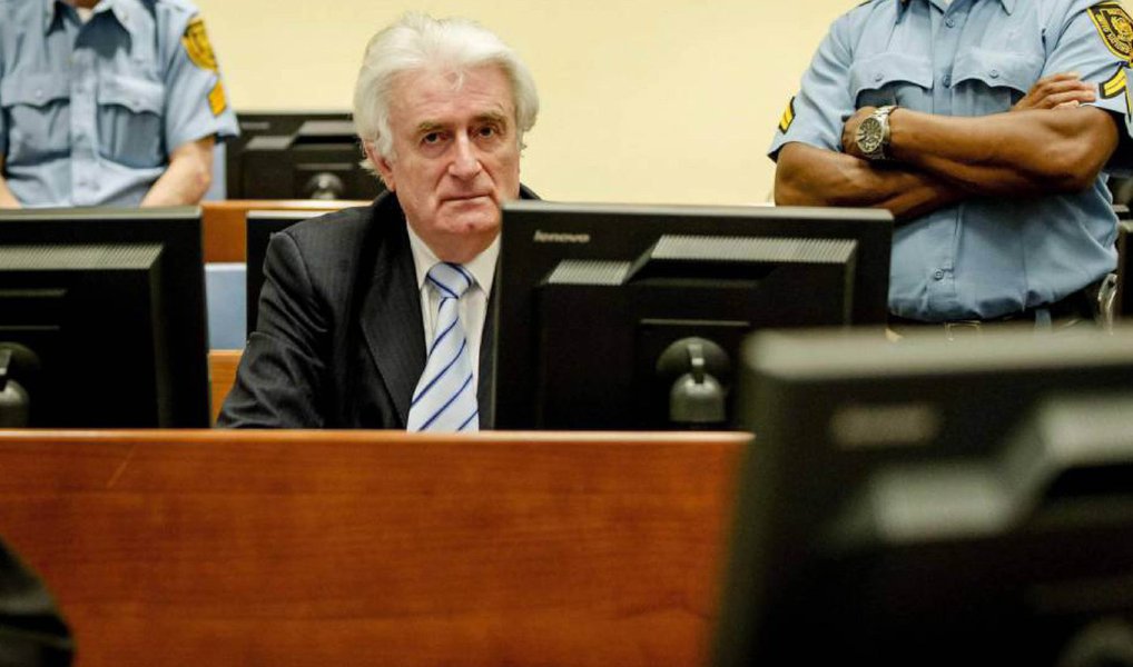 Tribunal Penal Internacional de Haia condenou nesta quinta-feira, 24, o ex-presidente da República da Sérvia, Radovan Karadzic, a 40 anos de prisão; Karadzic é reconhecido culpado de genocídio e outras nove acusações de crimes contra a humanidade e crimes de guerra cometidos durante a guerra civil na Bósnia-Herzegovina, entre abril de 1992 e novembro de 1995; Karadzic, de 70 anos, era acusado de genocídio em Srebrenica, em 1995, e de outros crimes de guerra cometidos na Bósnia e na Herzegovina, num total de 11 itens (Foto: Aquiles Lins) Tribunal Penal Internacional de Haia condenou nesta quinta-feira, 24, o ex-presidente da República da Sérvia, Radovan Karadzic, a 40 anos de prisão; Karadzic é reconhecido culpado de genocídio e outras nove acusações de crimes contra a humanidade e crimes de guerra cometidos durante a guerra civil na Bósnia-Herzegovina, entre abril de 1992 e novembro de 1995; Karadzic, de 70 anos, era acusado de genocídio em Srebrenica, em 1995, e de outros crimes de guerra cometidos na Bósnia e na Herzegovina, num total de 11 itens