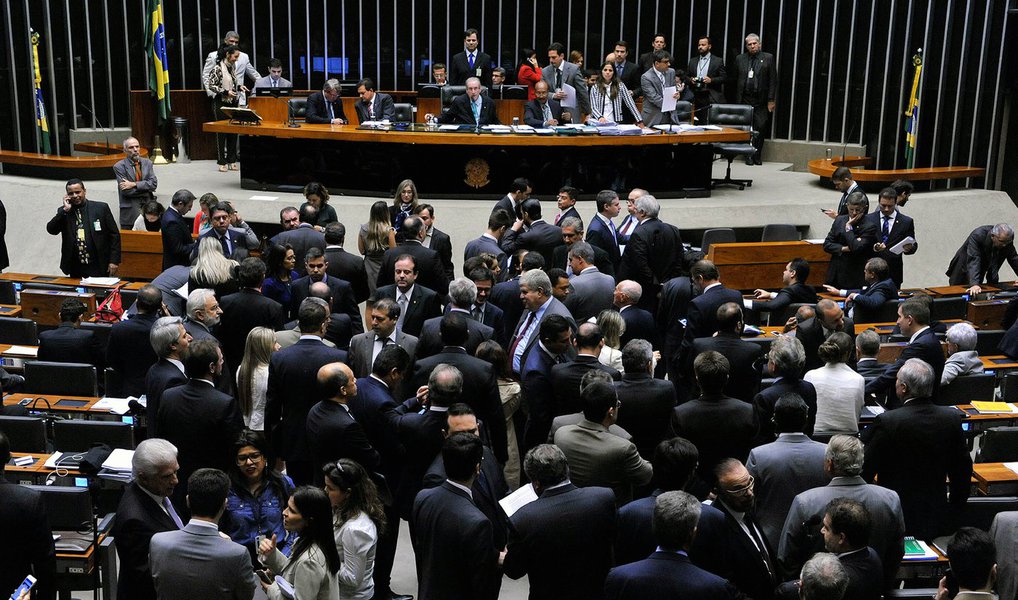 Plenário da Câmara aprovou o pedido de urgência do projeto que aumenta os salários dos servidores do Poder Judiciário; pelo texto aprovado na Comissão de Trabalho, de Administração e Serviço Público, o reajuste será de 41,47%; aumento será dado, de forma escalonada, em oito parcelas, de janeiro de 2016 a julho de 2019; só neste ano o impacto é de R$ 1,1 bilhão; proposta pode ser incluída na pauta a qualquer momento, mas não há previsão de votação (Foto: Aquiles Lins) Plenário da Câmara aprovou o pedido de urgência do projeto que aumenta os salários dos servidores do Poder Judiciário; pelo texto aprovado na Comissão de Trabalho, de Administração e Serviço Público, o reajuste será de 41,47%; aumento será dado, de forma escalonada, em oito parcelas, de janeiro de 2016 a julho de 2019; só neste ano o impacto é de R$ 1,1 bilhão; proposta pode ser incluída na pauta a qualquer momento, mas não há previsão de votação