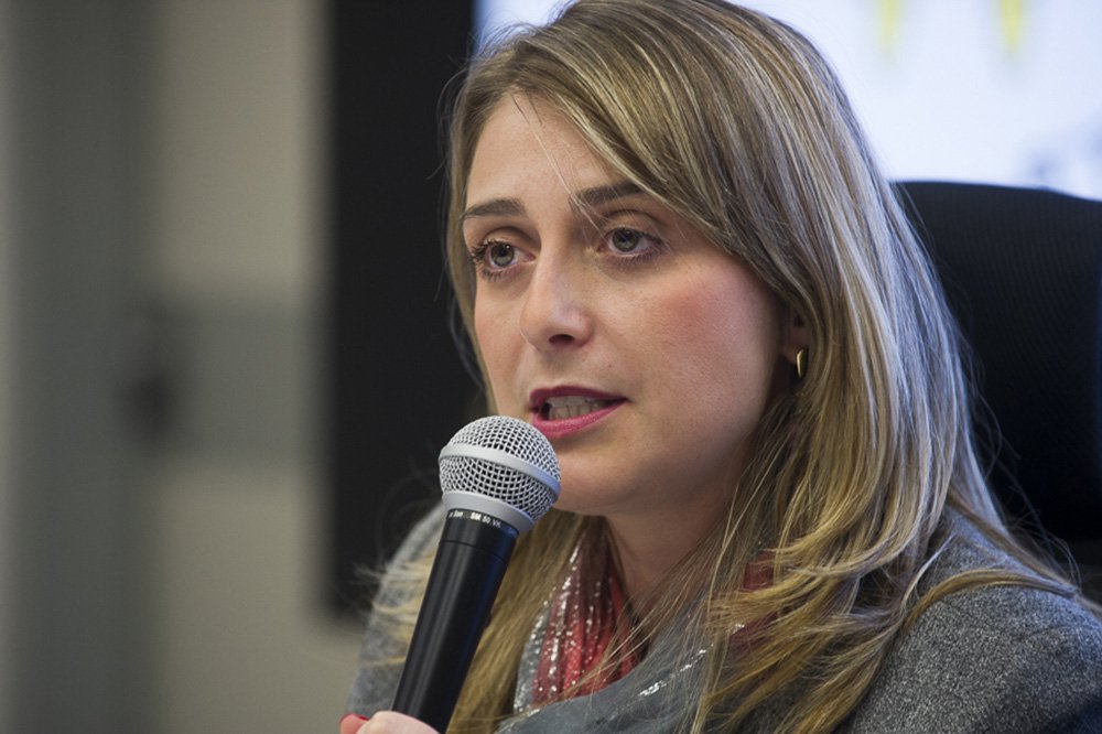 Na semana passada, a ex-secretária estadual e vereadora suplente pelo PT, Ariane Leitão, relatou em seu Facebook que seu filho, de um ano de idade, teve atendimento negado por uma pediatra pelo fato de Ariane ser petista; a situação tomou proporções maiores devido a declarações do presidente do Sindicato Médico do Rio Grande do Sul (Simers), segundo o qual o Código de Ética prevê "autonomia" para os médicos; segundo Ariane, a intenção do presidente da entidade Paulo de Argollo é "transformar isso em uma disputa política"; "Estamos tratando de discriminação, violência e intolerância. De violação aos direitos humanos das crianças", disse ela (Foto: Leonardo Lucena) Na semana passada, a ex-secretária estadual e vereadora suplente pelo PT, Ariane Leitão, relatou em seu Facebook que seu filho, de um ano de idade, teve atendimento negado por uma pediatra pelo fato de Ariane ser petista; a situação tomou proporções maiores devido a declarações do presidente do Sindicato Médico do Rio Grande do Sul (Simers), segundo o qual o Código de Ética prevê "autonomia" para os médicos; segundo Ariane, a intenção do presidente da entidade Paulo de Argollo é "transformar isso em uma disputa política"; "Estamos tratando de discriminação, violência e intolerância. De violação aos direitos humanos das crianças", disse ela