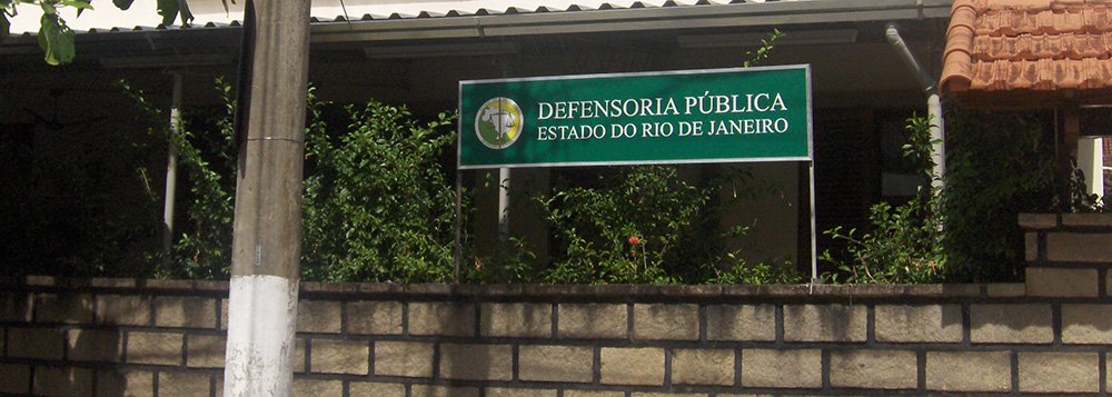 A Defensoria Pública do Estado entrou com uma ação na Justiça para tentar obrigar o Estado do Rio a pagar os aposentados; a expectativa é que o documento seja apreciado ainda nesta sexta (15); a ação é para tentar garantir o pagamento dos vencimentos de inativos e pensionistas do estado que receberiam mais de R$ 2 mil, em decisão do governo; ao todo, 137 mil aposentados e pensionistas que foram prejudicados (Foto: Leonardo Lucena) A Defensoria Pública do Estado entrou com uma ação na Justiça para tentar obrigar o Estado do Rio a pagar os aposentados; a expectativa é que o documento seja apreciado ainda nesta sexta (15); a ação é para tentar garantir o pagamento dos vencimentos de inativos e pensionistas do estado que receberiam mais de R$ 2 mil, em decisão do governo; ao todo, 137 mil aposentados e pensionistas que foram prejudicados