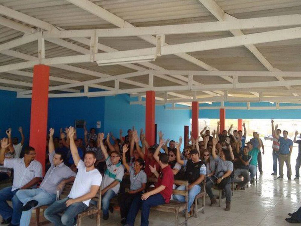 Os agentes penitenciários de Alagoas anunciaram que vão fazer uma paralisação de 72 horas a partir do próximo final de semana; visitas dos familiares dos detentos, por exemplo, serão suspensas; decisão foi tomada um dia após o Tribunal de Justiça (TJ) de Alagoas divulgar que os prestadores de serviço dos presídios estão autorizados a usar armas (Foto: Voney Malta) Os agentes penitenciários de Alagoas anunciaram que vão fazer uma paralisação de 72 horas a partir do próximo final de semana; visitas dos familiares dos detentos, por exemplo, serão suspensas; decisão foi tomada um dia após o Tribunal de Justiça (TJ) de Alagoas divulgar que os prestadores de serviço dos presídios estão autorizados a usar armas