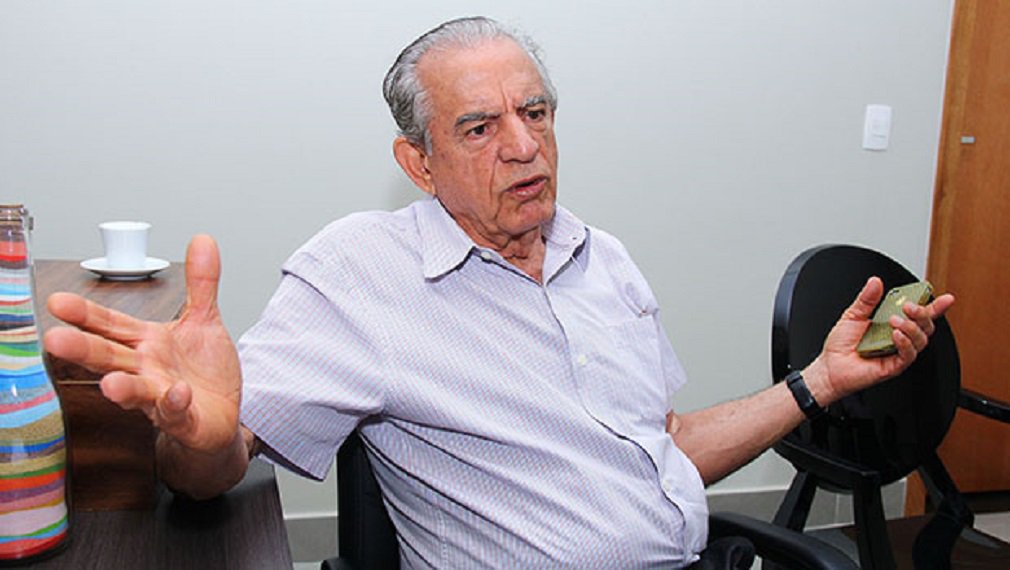Dentro do PMDB há preocupação a respeito da candidatura de Iris Rezende a prefeito de Goiânia neste ano; partido não tem outro nome e cresce ansiedade a respeito do projeto irista porque o ex-governador não se manifesta publicamente e às vezes dá indícios de que pode desistir; coluna Giro, de O Popular, afirma que não há certeza sobre a candidatura e indecisão já incomoda até a família de Iris (Foto: José Barbacena) Dentro do PMDB há preocupação a respeito da candidatura de Iris Rezende a prefeito de Goiânia neste ano; partido não tem outro nome e cresce ansiedade a respeito do projeto irista porque o ex-governador não se manifesta publicamente e às vezes dá indícios de que pode desistir; coluna Giro, de O Popular, afirma que não há certeza sobre a candidatura e indecisão já incomoda até a família de Iris