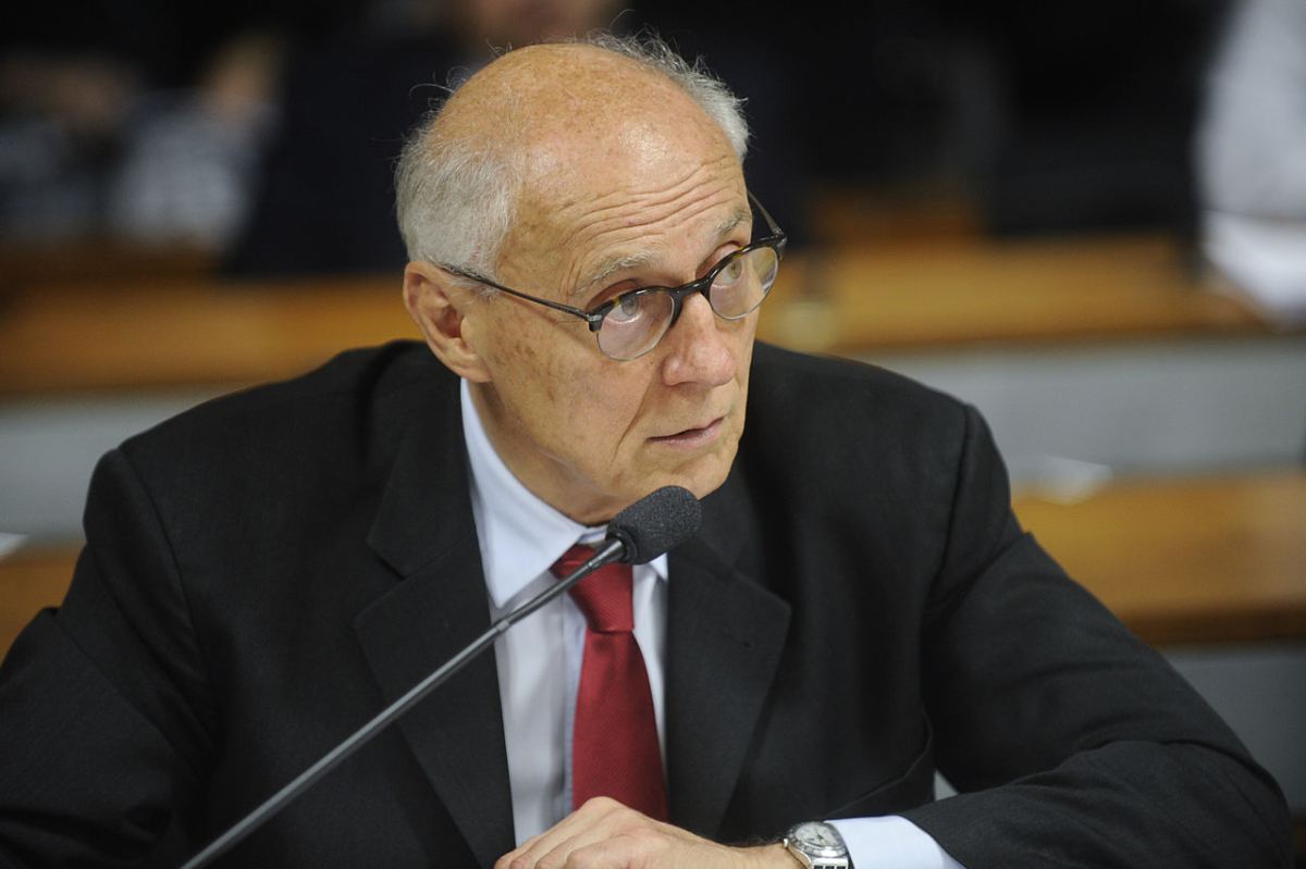 Uma das figuras mais representativas do PT, o ex-senador e atual secretário de Direitos Humanos da prefeitura de São Paulo, Eduardo Suplicy, reconhece que o momento do partido é péssimo; em entrevista à BBC Brasil, Suplicy diz que o PT foi varrido por um "tsunami"; "Por causa das denúncias ligadas a operação Lava Jato, criou-se uma imagem do PT muito negativa, principalmente nos lugares onde os grandes meios de comunicação estão sediados –e em especial em São Paulo. Esses meios destacaram muito isso junto a opinião pública e tivemos esse efeito que eu chamei de tsunami sobre o PT, mas acho que vamos dar a volta por cima" (Foto: José Barbacena) Uma das figuras mais representativas do PT, o ex-senador e atual secretário de Direitos Humanos da prefeitura de São Paulo, Eduardo Suplicy, reconhece que o momento do partido é péssimo; em entrevista à BBC Brasil, Suplicy diz que o PT foi varrido por um "tsunami"; "Por causa das denúncias ligadas a operação Lava Jato, criou-se uma imagem do PT muito negativa, principalmente nos lugares onde os grandes meios de comunicação estão sediados –e em especial em São Paulo. Esses meios destacaram muito isso junto a opinião pública e tivemos esse efeito que eu chamei de tsunami sobre o PT, mas acho que vamos dar a volta por cima"