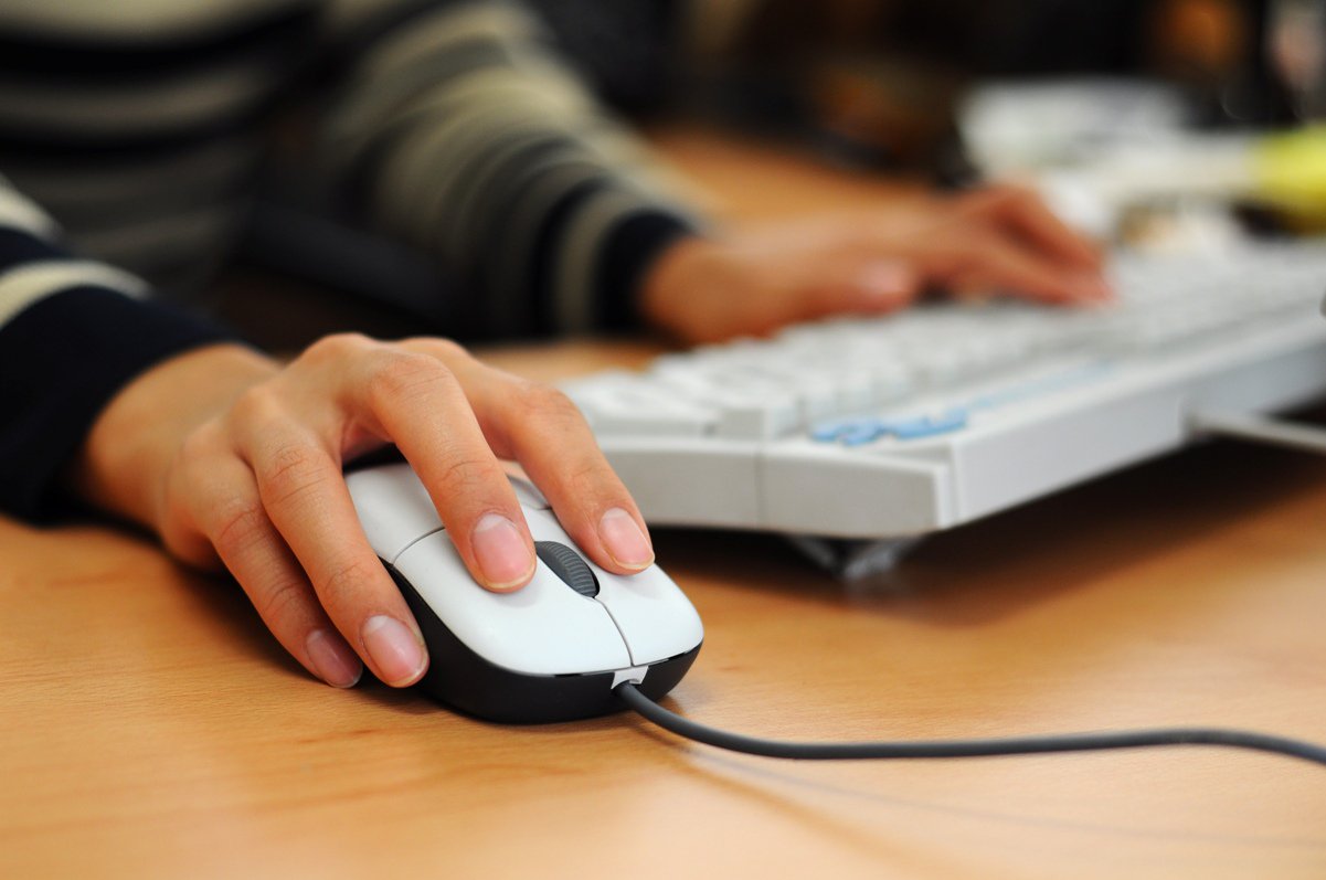 A Agência Nacional de Telecomunicações (Anatel) proibiu por tempo indeterminado as operadoras de reduzir a velocidade da internet banda larga fixa; proibição que antes tinha prazo de 90 dias agora vai vigorar até que a Anatel analise a questão da limitação de franquias, após reclamações de consumidores; "Até a conclusão desse processo, sem prazo determinado, as prestadoras continuarão proibidas de reduzir a velocidade, suspender o serviço ou cobrar pelo tráfego excedente nos casos em que os consumidores utilizarem toda a franquia contratada", diz a Anatel (Foto: Romulo Faro) A Agência Nacional de Telecomunicações (Anatel) proibiu por tempo indeterminado as operadoras de reduzir a velocidade da internet banda larga fixa; proibição que antes tinha prazo de 90 dias agora vai vigorar até que a Anatel analise a questão da limitação de franquias, após reclamações de consumidores; "Até a conclusão desse processo, sem prazo determinado, as prestadoras continuarão proibidas de reduzir a velocidade, suspender o serviço ou cobrar pelo tráfego excedente nos casos em que os consumidores utilizarem toda a franquia contratada", diz a Anatel