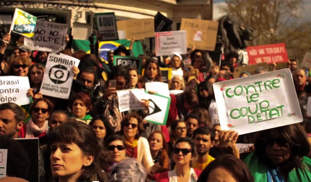 Após ação realizada em 17 de abril, na Place de La Republique, em Paris, que reuniu mais de 500 pessoas, o Movimento Democrático 18 de março (MD18) mobiliza nova manifestação no 1° de maio; o grupo é formado por brasileiros residentes na França que contam com apoiadores em toda a Europa; se reuniu pela primeira vez em sintonia com as grandes manifestações do dia 18 de março de 2016 (145º aniversário da Comuna de Paris) em defesa da legalidade democrática Brasil (Foto: Roberta Namour) Após ação realizada em 17 de abril, na Place de La Republique, em Paris, que reuniu mais de 500 pessoas, o Movimento Democrático 18 de março (MD18) mobiliza nova manifestação no 1° de maio; o grupo é formado por brasileiros residentes na França que contam com apoiadores em toda a Europa; se reuniu pela primeira vez em sintonia com as grandes manifestações do dia 18 de março de 2016 (145º aniversário da Comuna de Paris) em defesa da legalidade democrática Brasil