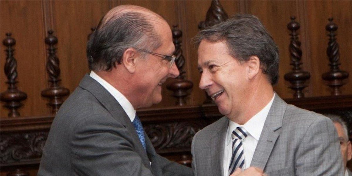 Mas em um curto comunicado, o governo de São Paulo diz que a saída de Edson Aparecido é por conta de sua candidatura a vereador, e não pelo fato de ser alvo do MP-SP por improbidade administrativa e enriquecimento ilícito; desgastado após o escândalo da merenda e da compra de um apartamento de luxo por 30% do valor de mercado de um empresário que tem negócios com o governo, Aparecido deixou oficialmente o cargo nesta sexta-feira 25 (Foto: Gisele Federicce) Mas em um curto comunicado, o governo de São Paulo diz que a saída de Edson Aparecido é por conta de sua candidatura a vereador, e não pelo fato de ser alvo do MP-SP por improbidade administrativa e enriquecimento ilícito; desgastado após o escândalo da merenda e da compra de um apartamento de luxo por 30% do valor de mercado de um empresário que tem negócios com o governo, Aparecido deixou oficialmente o cargo nesta sexta-feira 25