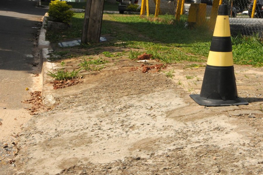 Prefeitura irá fiscalizar questões de rebaixamento, ocupação irregular e uso impróprio do logradouro público, por meio de cones e demais apetrechos; após a vistoria, proprietários dos imóveis serão notificados via Correio para providenciarem, no prazo legal de 30 dias, as adequações necessárias em suas calçadas; caso constatada a não regularização da calçada no prazo previsto, a autoridade fiscal de edificações e áreas públicas lavrará a autuação do responsável pelo imóvel; fiscalização terá início pelo Setor Marista (Foto: Realle Palazzo-Martini) Prefeitura irá fiscalizar questões de rebaixamento, ocupação irregular e uso impróprio do logradouro público, por meio de cones e demais apetrechos; após a vistoria, proprietários dos imóveis serão notificados via Correio para providenciarem, no prazo legal de 30 dias, as adequações necessárias em suas calçadas; caso constatada a não regularização da calçada no prazo previsto, a autoridade fiscal de edificações e áreas públicas lavrará a autuação do responsável pelo imóvel; fiscalização terá início pelo Setor Marista