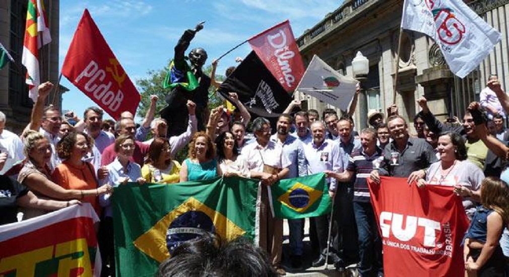 Forças políticas do Rio Grande do Sul, lideradas pelo prefeito de Porto Alegre, José Fortunati, estão dispostas a montar uma resistência em defesa do mandato presidencial de Dilma Rousseff; foto junto da estátua de Leonel Brizola e ao lado do Palácio Piratini, de onde o histórico líder trabalhista comandou a Campanha da Legalidade para garantir a posse do vice-presidente João Goulart em 1961, marca o início do movimento; “Não há embasamento legal para o pedido de Impeachment da presidenta Dilma", afirma Fortunati (Foto: José Barbacena) Forças políticas do Rio Grande do Sul, lideradas pelo prefeito de Porto Alegre, José Fortunati, estão dispostas a montar uma resistência em defesa do mandato presidencial de Dilma Rousseff; foto junto da estátua de Leonel Brizola e ao lado do Palácio Piratini, de onde o histórico líder trabalhista comandou a Campanha da Legalidade para garantir a posse do vice-presidente João Goulart em 1961, marca o início do movimento; “Não há embasamento legal para o pedido de Impeachment da presidenta Dilma", afirma Fortunati