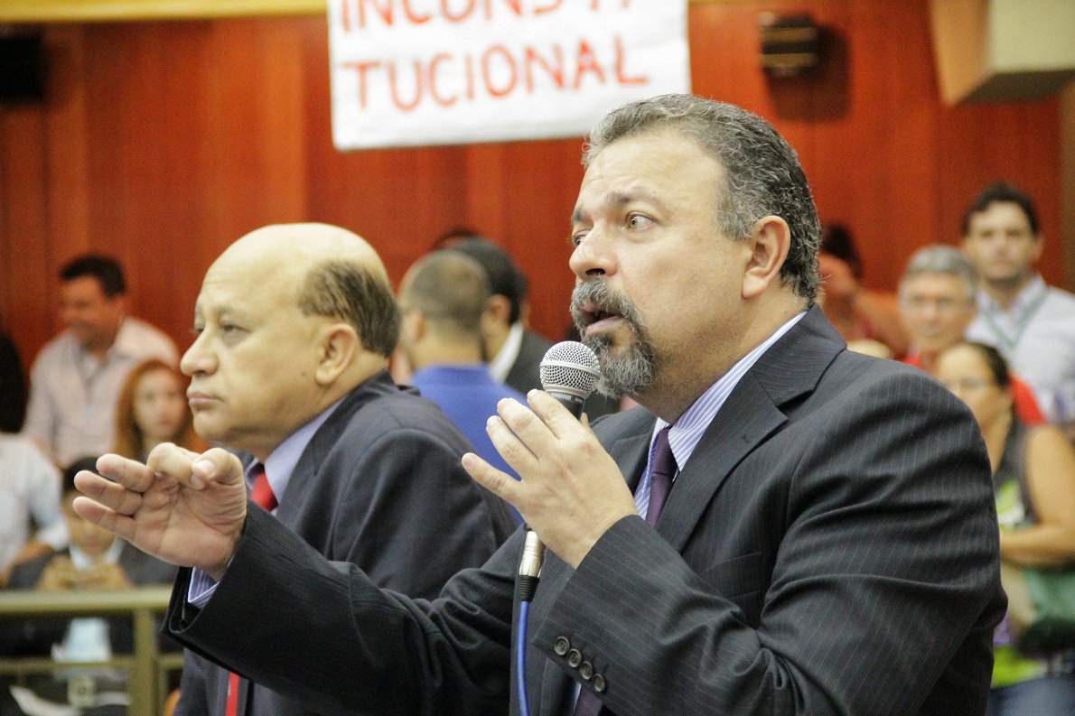 Elias Vaz (PSB) e Djalma Araújo (Rede) querem esclarecimentos sobre dívida da prefeitura com o Instituto de Assistência à Saúde e Social dos Servidores Municipais de Goiânia, atualmente em R$115 milhões; há indícios de que o município está desviando a contribuição compulsória dos servidores; os vereadores representaram para que o Ministério Público averigue suposta apropriação indébita das contribuições descontadas nos salários dos segurados; "O que a prefeitura está fazendo com o dinheiro do Imas, com o dinheiro do servidor?”, questiona Elias Vaz (Foto: Realle Palazzo-Martini) Elias Vaz (PSB) e Djalma Araújo (Rede) querem esclarecimentos sobre dívida da prefeitura com o Instituto de Assistência à Saúde e Social dos Servidores Municipais de Goiânia, atualmente em R$115 milhões; há indícios de que o município está desviando a contribuição compulsória dos servidores; os vereadores representaram para que o Ministério Público averigue suposta apropriação indébita das contribuições descontadas nos salários dos segurados; "O que a prefeitura está fazendo com o dinheiro do Imas, com o dinheiro do servidor?”, questiona Elias Vaz