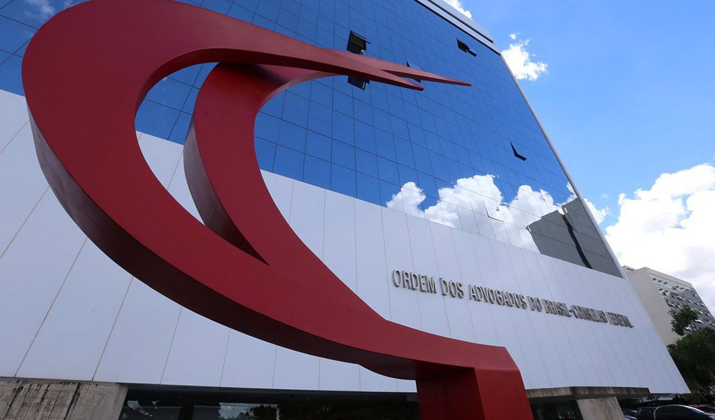 A posição do Conselho Federal da Ordem dos Advogados do Brasil (OAB) de apoiar o processo de impeachment da presidente Dilma Rousseff tem gerado fortes reações dentro da entidade; advogados em todo o país veem similaridade com 1964, quando a Ordem também apoiou a ditadura militar até a edição do AI-5, em 13 de dezembro de 1968; na próxima terça-feira, 22, juristas farão em Curitiba um Ato em Defesa da Democracia, em que será discutida a criação de "Uma Nova Ordem"; artigo de Esmael Morais (Foto: Aquiles Lins) A posição do Conselho Federal da Ordem dos Advogados do Brasil (OAB) de apoiar o processo de impeachment da presidente Dilma Rousseff tem gerado fortes reações dentro da entidade; advogados em todo o país veem similaridade com 1964, quando a Ordem também apoiou a ditadura militar até a edição do AI-5, em 13 de dezembro de 1968; na próxima terça-feira, 22, juristas farão em Curitiba um Ato em Defesa da Democracia, em que será discutida a criação de "Uma Nova Ordem"; artigo de Esmael Morais